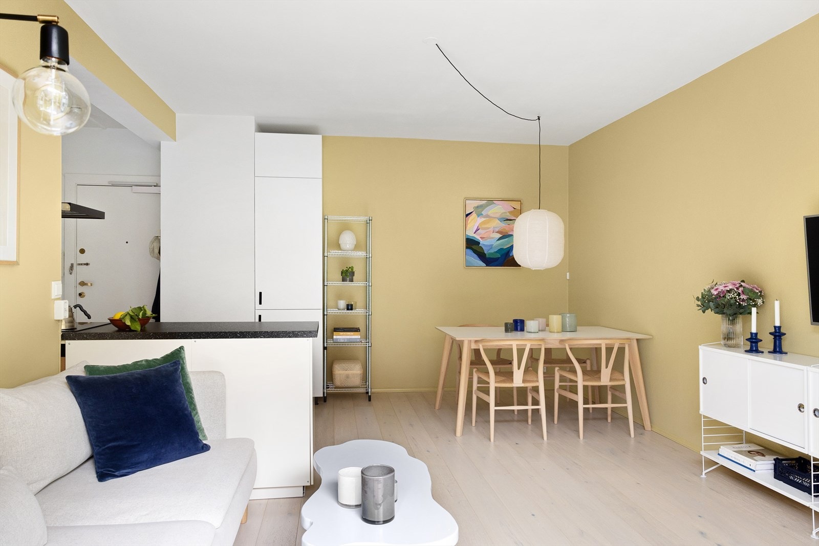 Gulvet er belagt med flott 1-stavs parkett, og overflatene er malt i delikate og moderne fargetoner. Galleribilde
