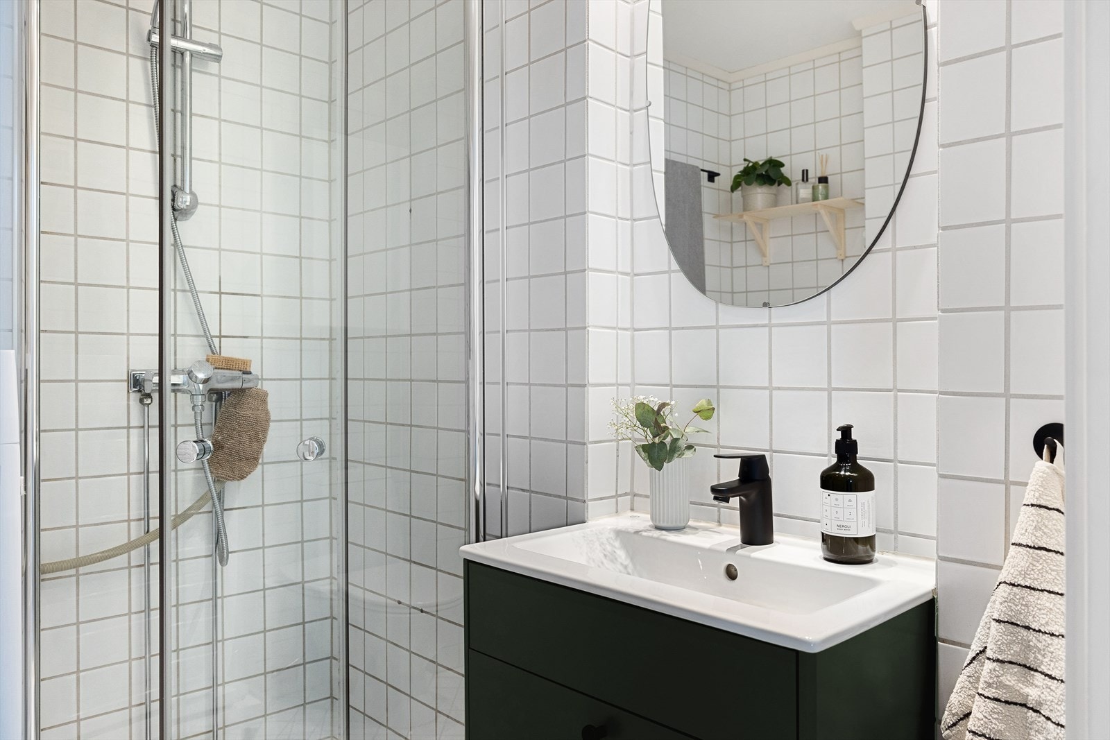 Videre er det gulvmontert klosett, dusjhjørne med rette svingdører, sluk og dusjarmatur på vegg. Det er opplegg for vaskemaskin. Galleribilde