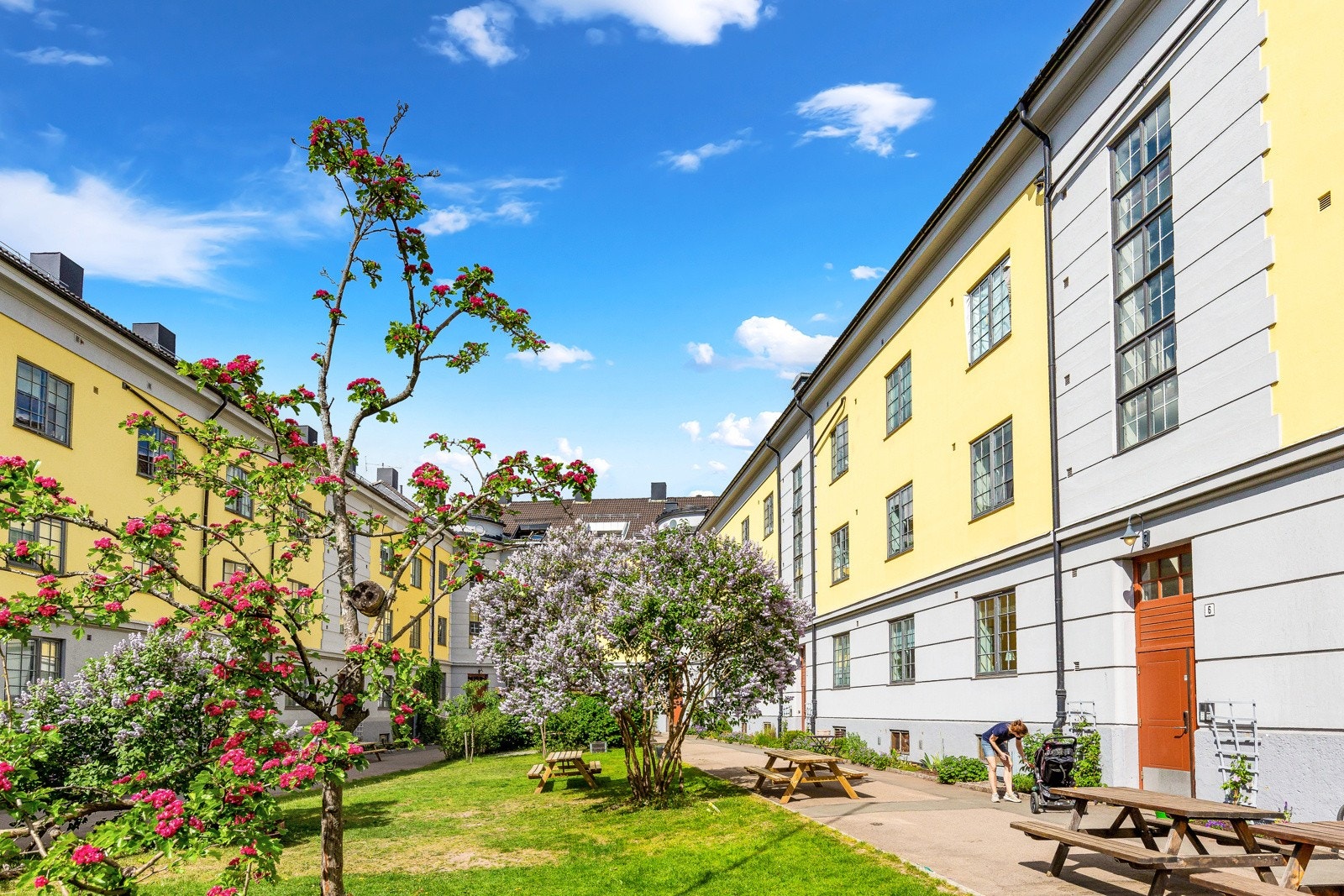 Den avlåste bakgården er fantastisk med frodig beplantning, sittegrupper, grillområder og mer. Her kan du virkelig nyte! Galleribilde