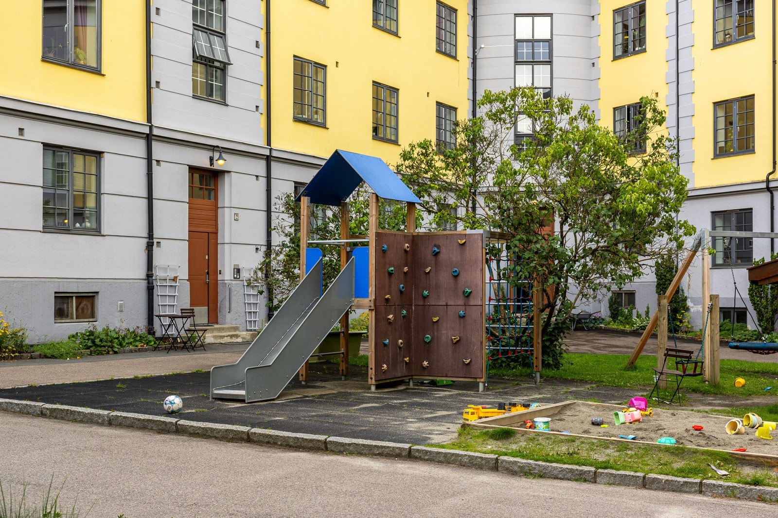 Bakgården har også lekeområder for de minste. Galleribilde