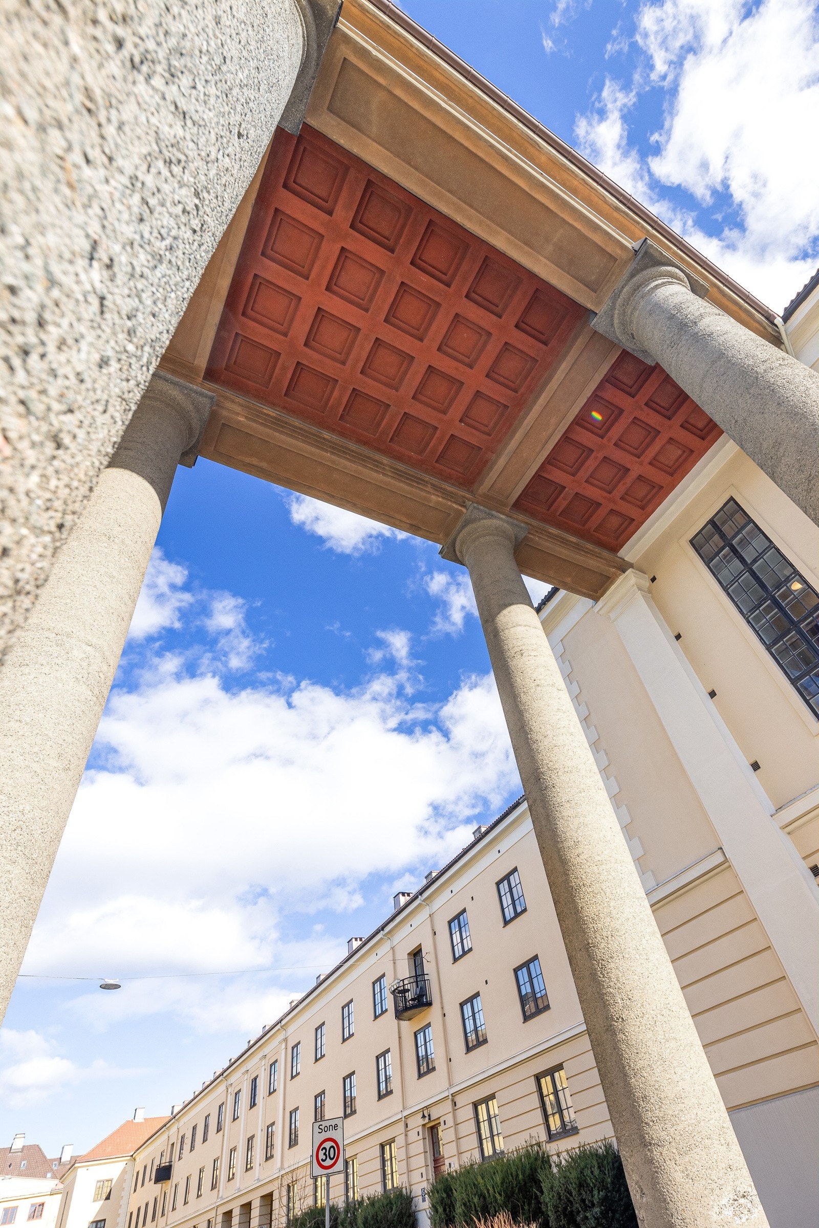 Søylegårdene er tilknyttet ved hjelp av en portal og søyler, som sammen gir disse to bygningene et monumentalt preg. Galleribilde