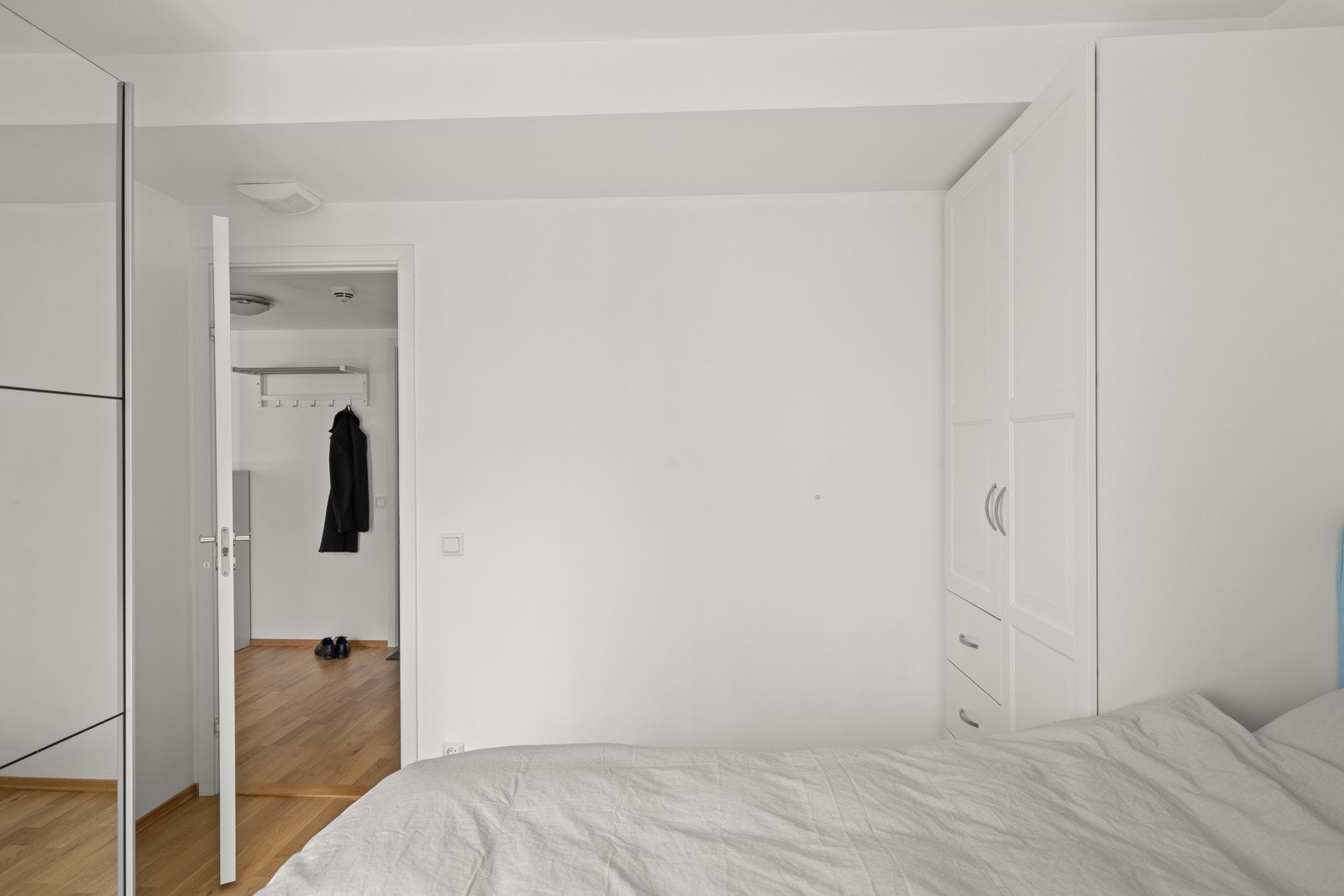 Det er i tillegg til skyvedørsgarderoben plass til ytterligere skap ved siden av seng. Galleribilde