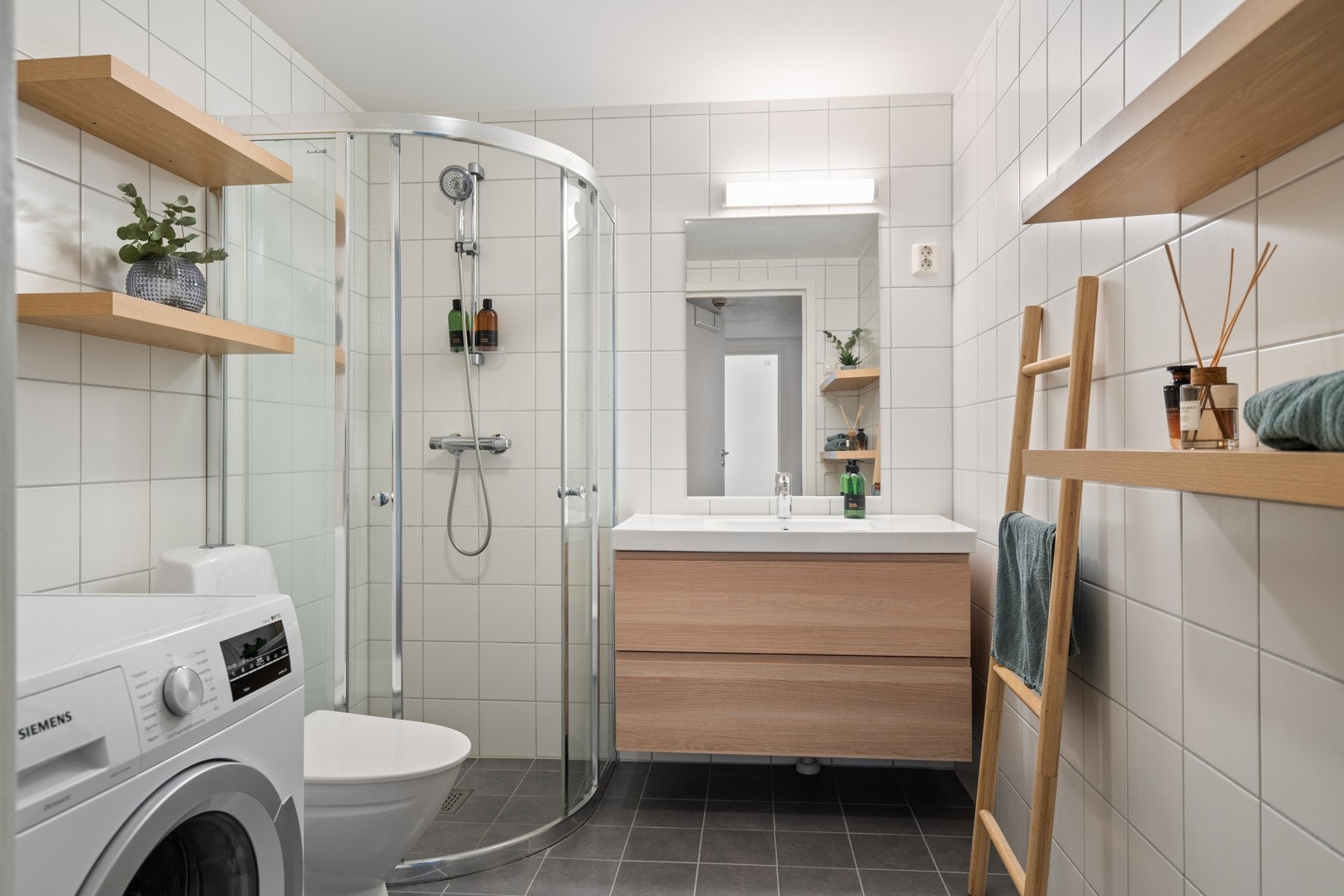 Oprinnelig prefabrikert og pent flislagt bad som i 2020 ble overflateoppusset med flis på flis (Dokumentasjon foreligger). Det er plastsluk og fuktsikring med smøremembran. Galleribilde