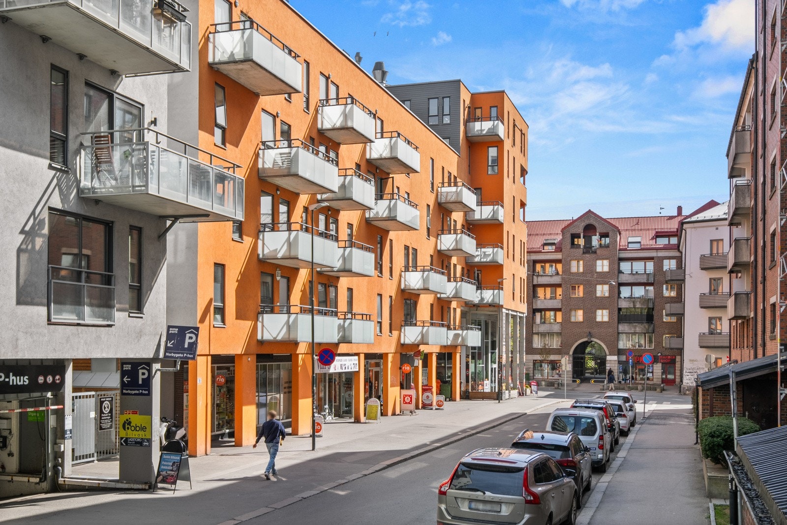 Fasade fra gate. Veien er enveiskjørt. Galleribilde