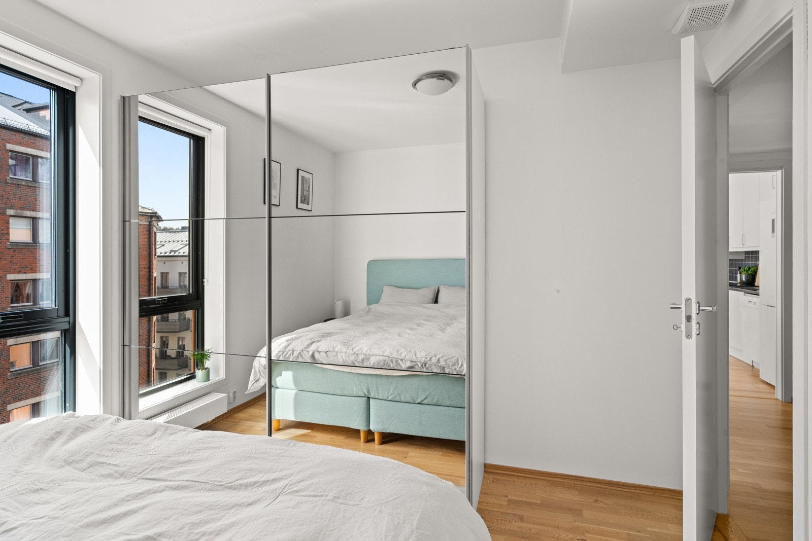 Praktisk garderobeløsning med skyvedørsskap. Galleribilde