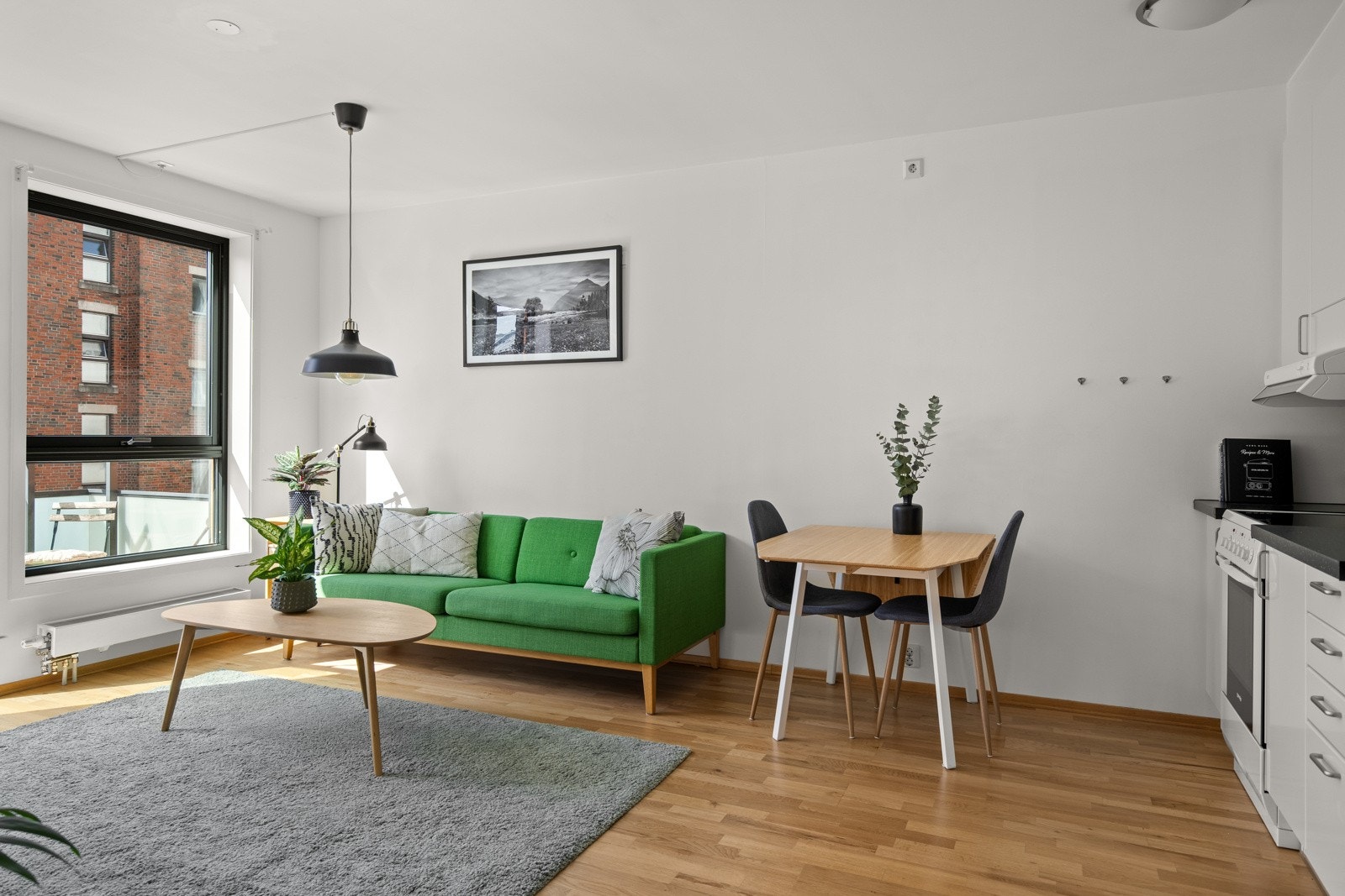 Plass til både sofa og spisebord i leilighetens hoveddel. Galleribilde