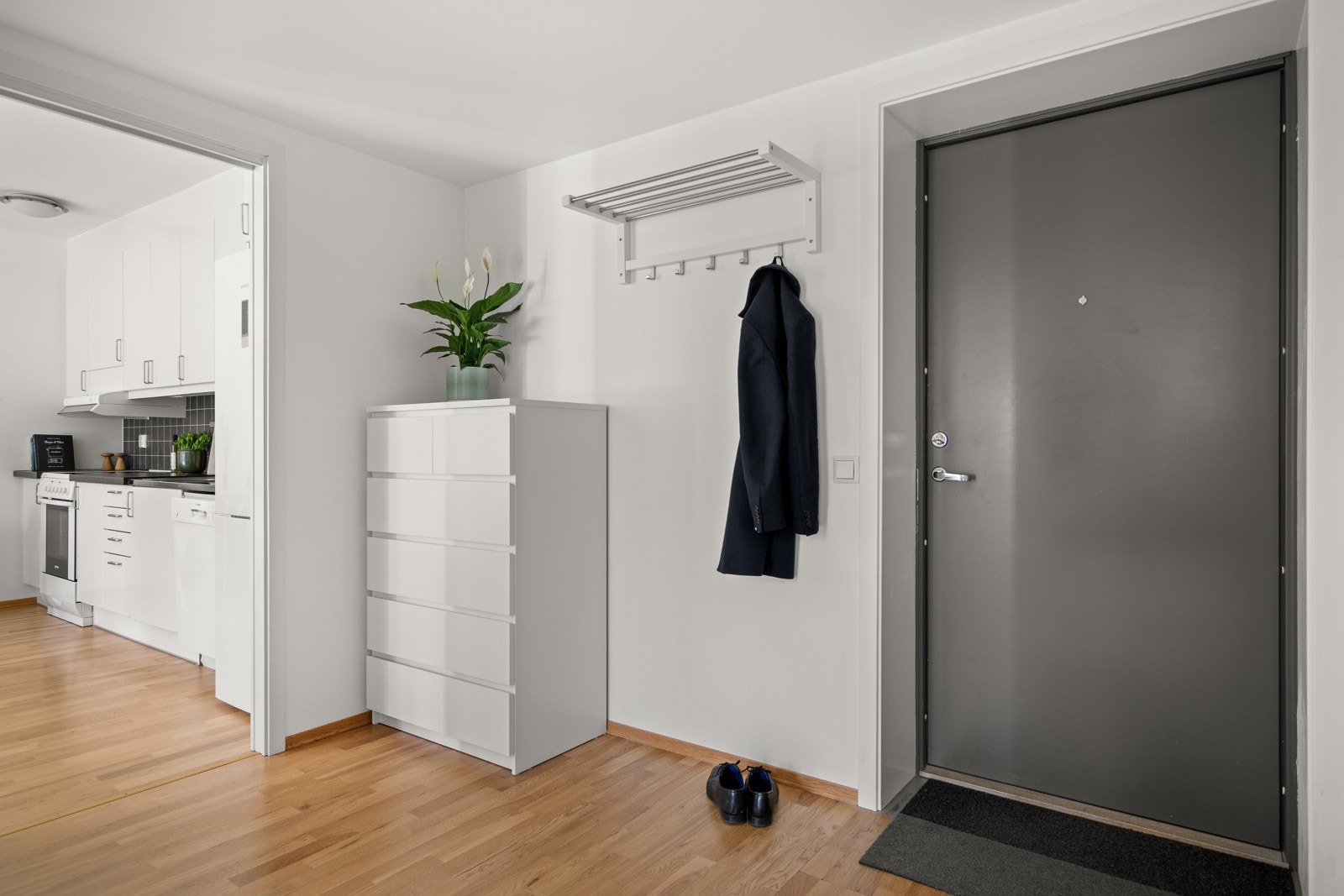 Innbydend entré med god plass til å henge fra seg yttertøy og sette fra seg sko. Galleribilde