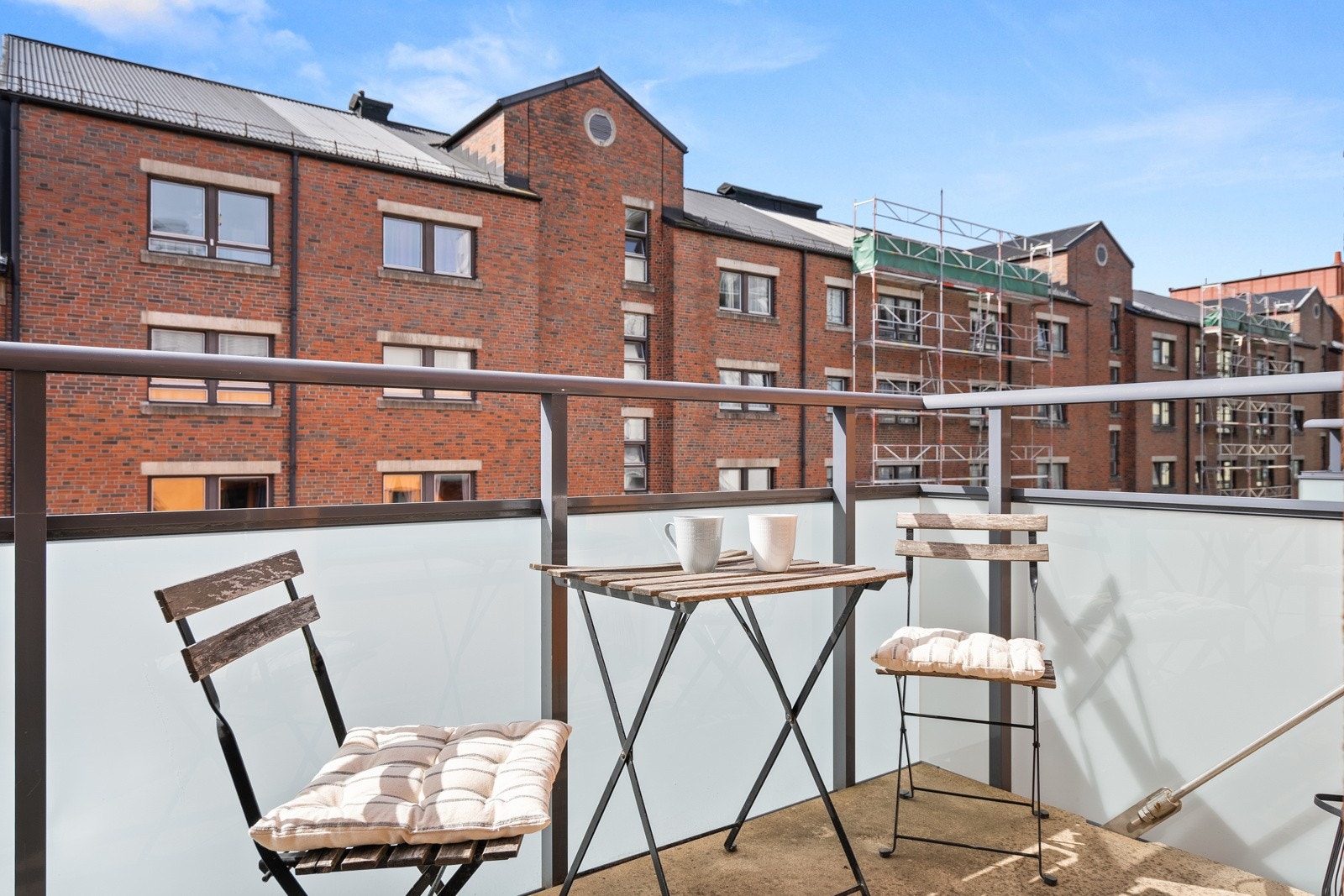 Balkongen vender mot sørvest og har derfor optimale solforhold. Galleribilde