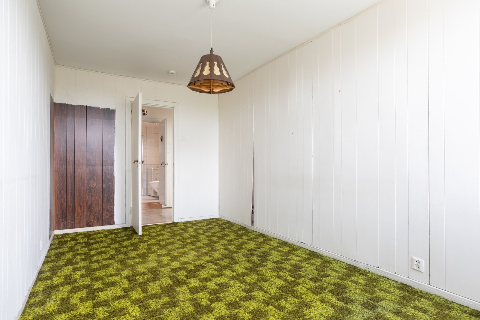 Her er det fin plass til dobbeltseng, nattbord på begge sider og garderobeløsning. Galleribilde