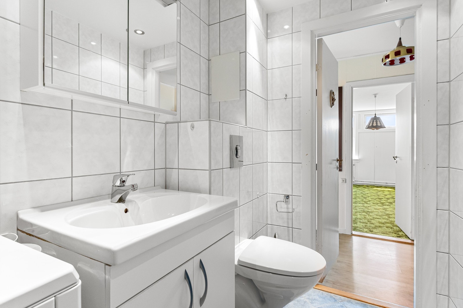Flislagt bad av god størrelse med varme i gulv. Badet blepusset opp i regi av borettslaget i 2010. Galleribilde