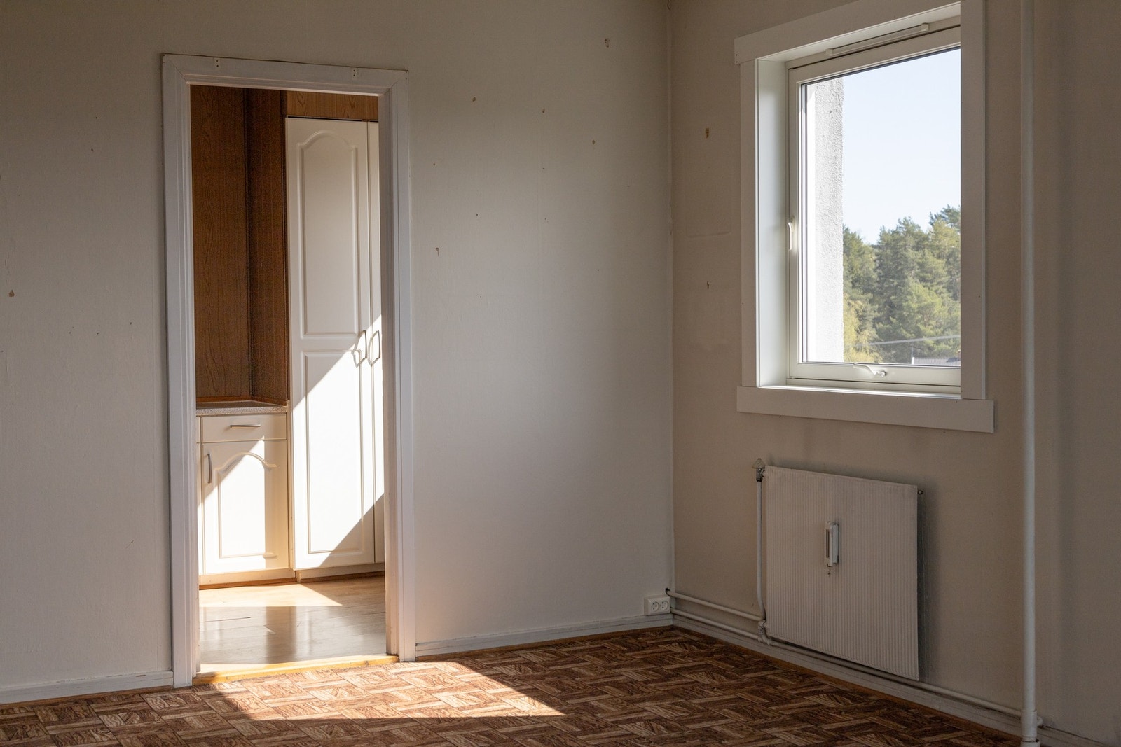 Kjøkkenet ligger fint og naturlig adskilt fra stuen. Galleribilde