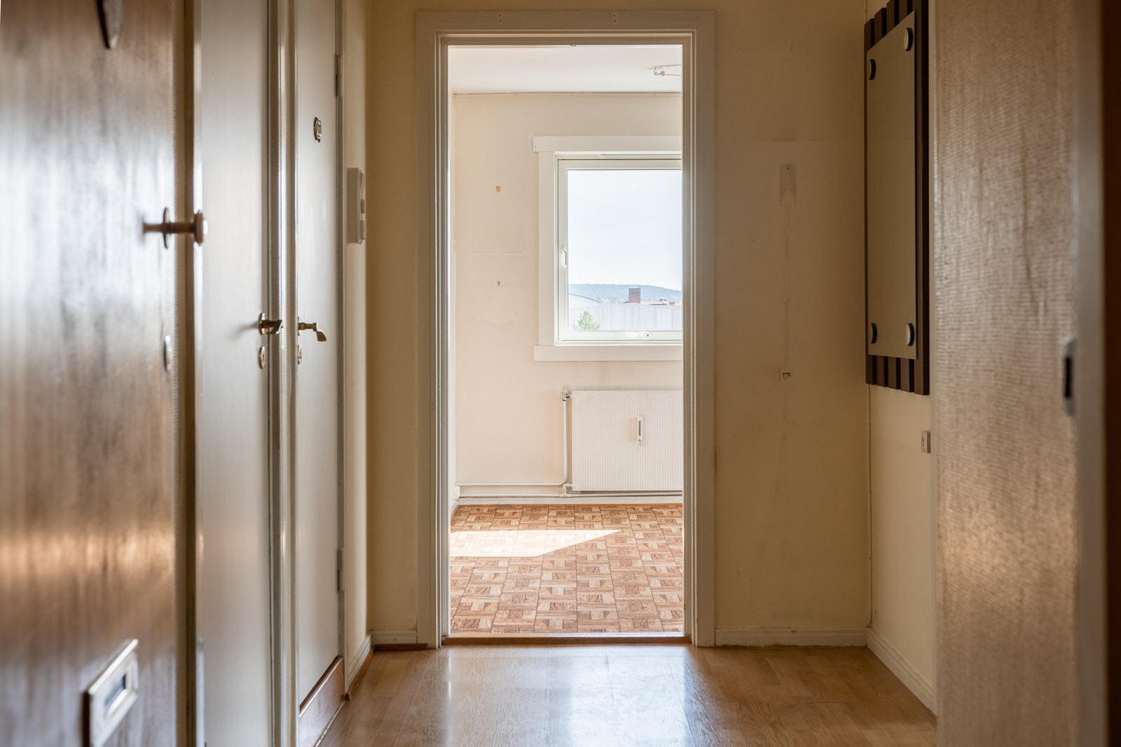 Velkommen inn! Her er det plass til oppheng for yttertøy og skohylle. Galleribilde