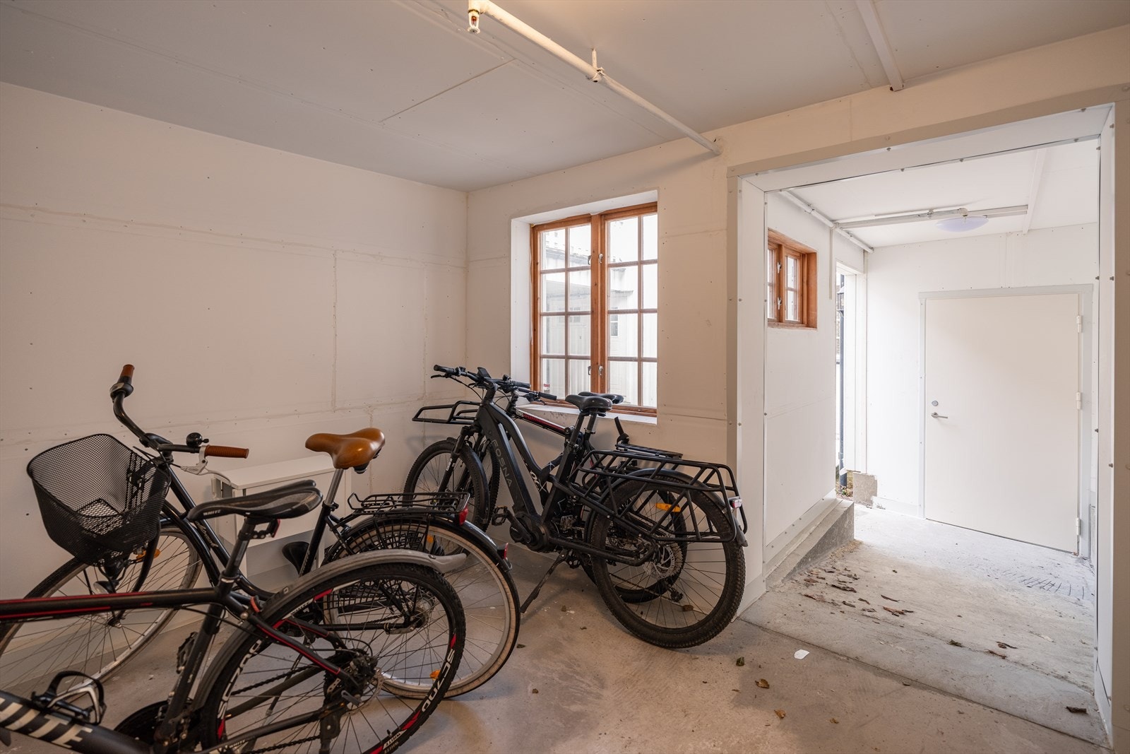 Sameiet har felles sykkelparkering i bakgården. Det er mulighet for soneparkering i området, samt ellers gateparkering etter gjeldende bestemmelser fra Trondheim kommune. Galleribilde