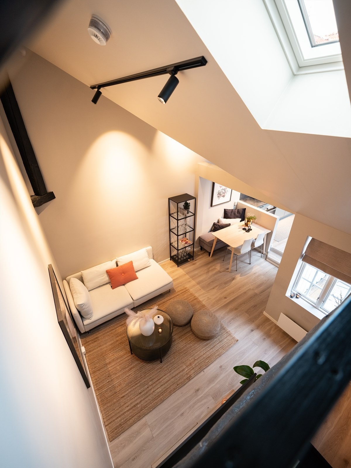 Leiligheten byr på en eksepsjonell takhøyde, noe som er sjelden for denne typen leilighet. Takhøyden gir en luftig atmosfære på stuen og kjøkkenet. I forbindelse med renoveringen ble det satt inn takvindu for ekstra lysinslipp. Galleribilde