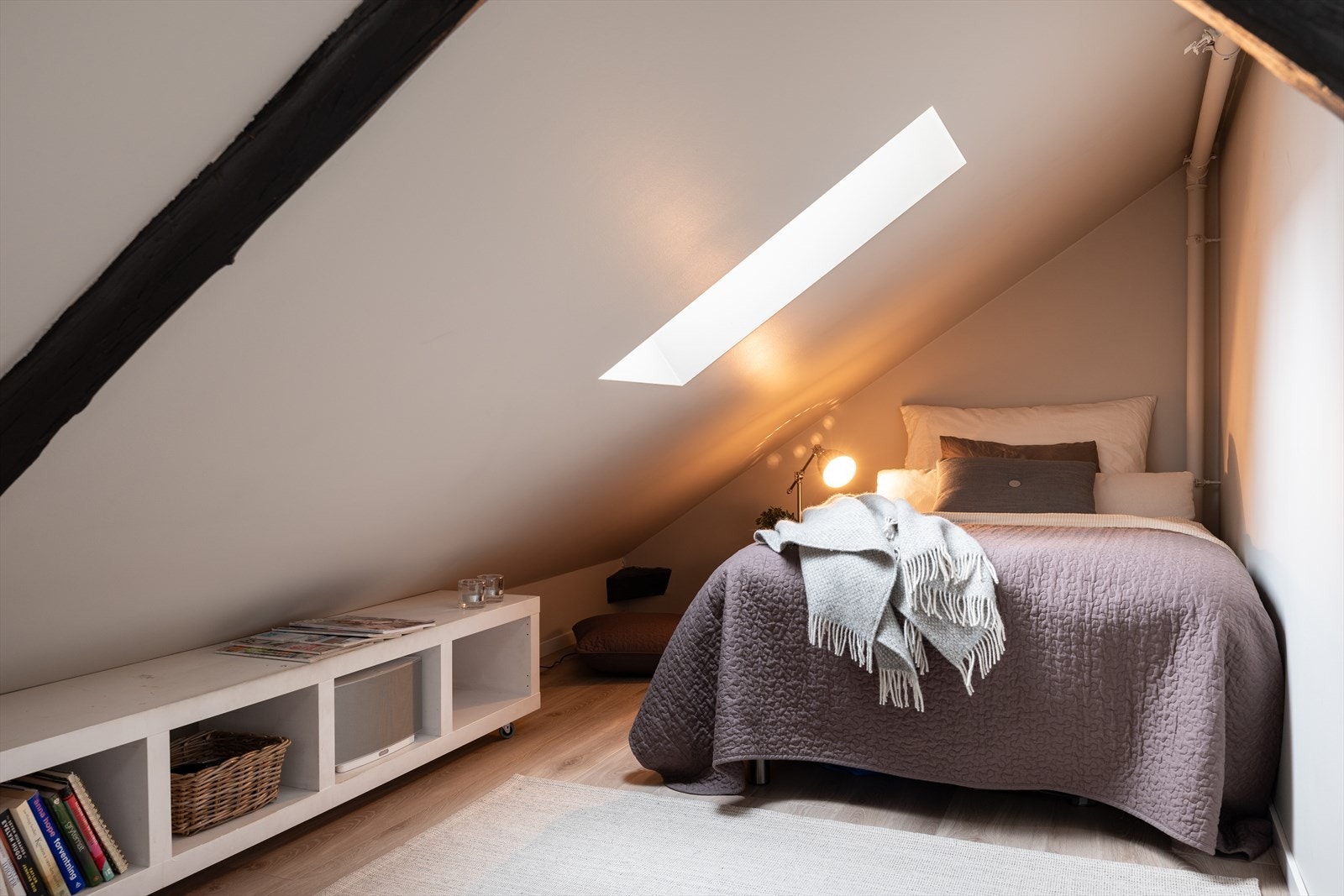 Fra stuen er det direkte oppgang til leilighetens hems. Hemsen strekker seg over 16,5m² gulvareal og brukes i dag som gjesterom. Det er muligheter for å kunne sette opp en lettvegg på hemsen for å separere rommet fra stuesonen. Galleribilde