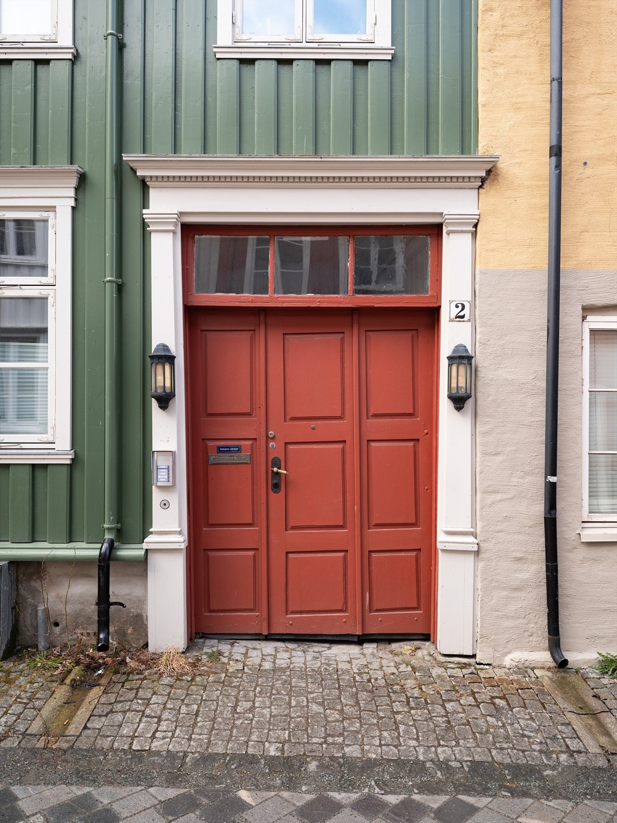 Sjarmerende inngangparti. Det er et bredt utvalg av dagligvarehandeler i umiddelbar nærhet. Den nærmeste er Rema 1000 og ligger kun 130m fra leiligheten. Galleribilde