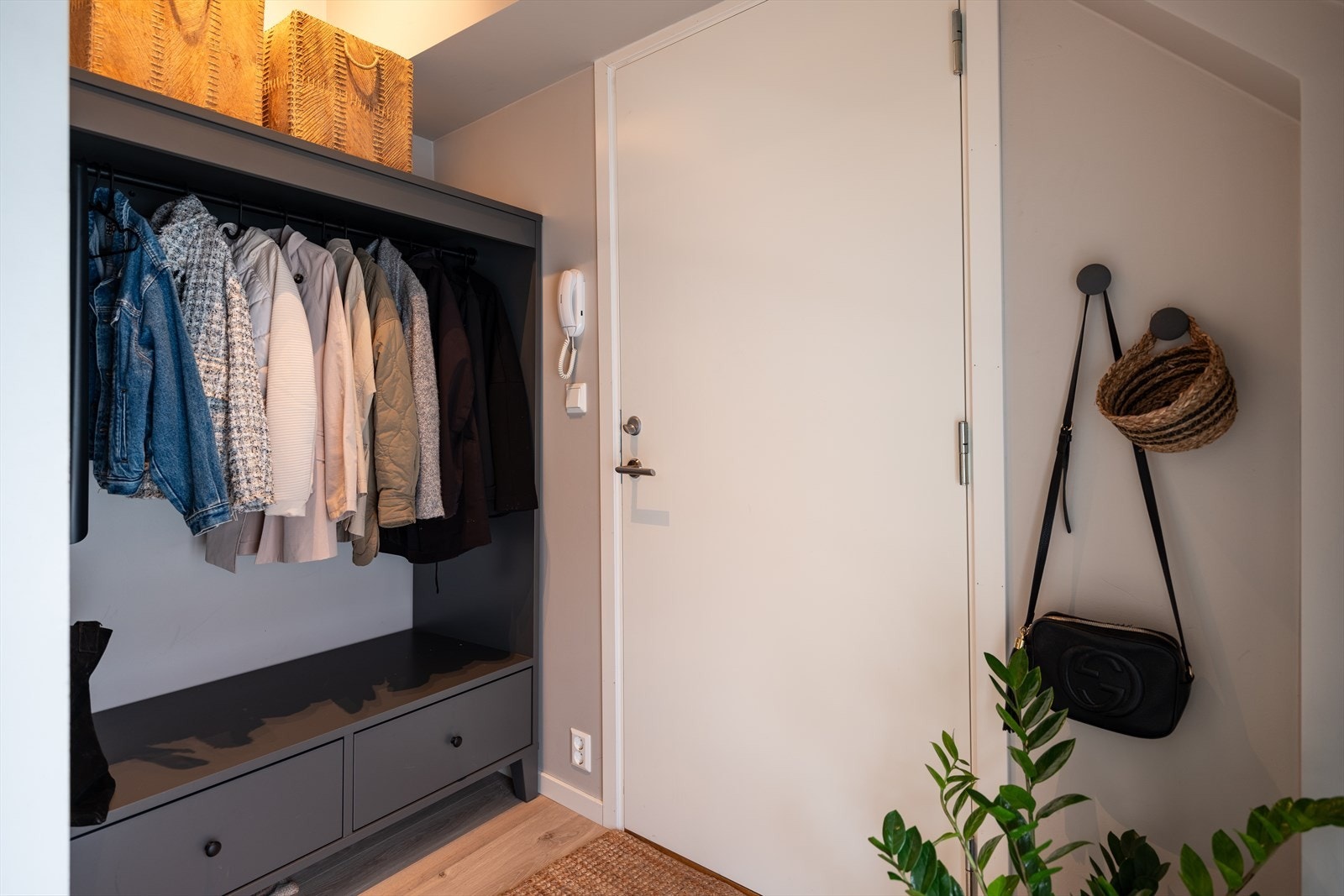 Praktisk inngangsparti på 3,5m² for oppbevaring av sko og yttertøy. Boligen disponerer også en ekstern bod for oppbevaring i felles kjeller, med inngang via bakgård. Galleribilde