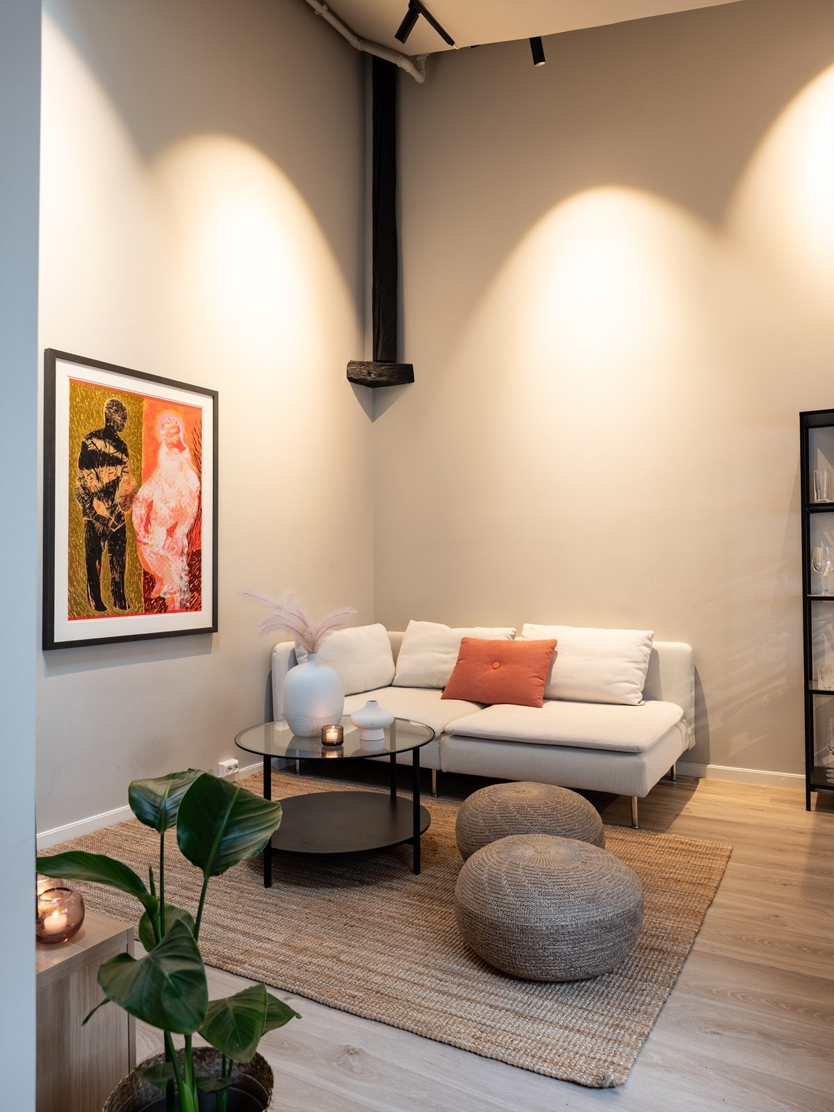 Leiligheten byr blant annet på en åpen stue- og kjøkkenløsning på hele 25m², hvor stuen og kjøkkenet har en naturlig adskillelse. Galleribilde