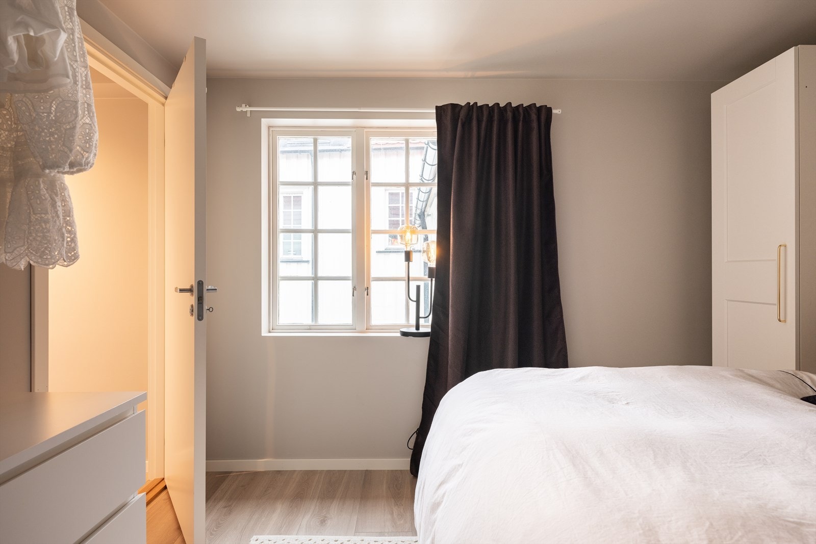 Soverommet vender inn mot rolig bakgård og er skjermet for støy. Galleribilde