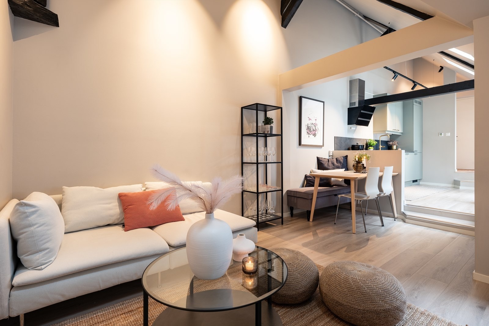 Boligen har unike dimensjoner og kjøkkenet ligger praktisk adskilt fra stuesonen på et høyere plan. Galleribilde