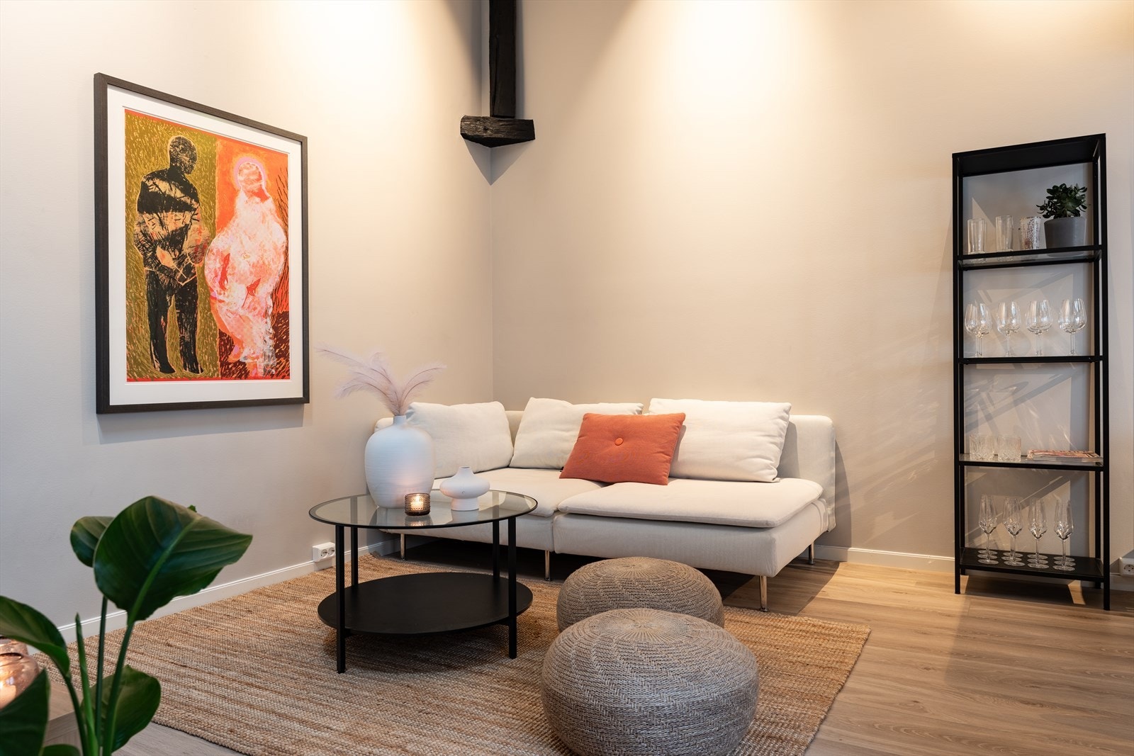 Boligen strekker seg over to plan, og ligger i et sjarmerende nabolag med flott trebebyggelse. Tross sentral beliggenhet ligger bygget tilbaketrukket fra veier, og skjermet for støy og det travle bylivet. Galleribilde