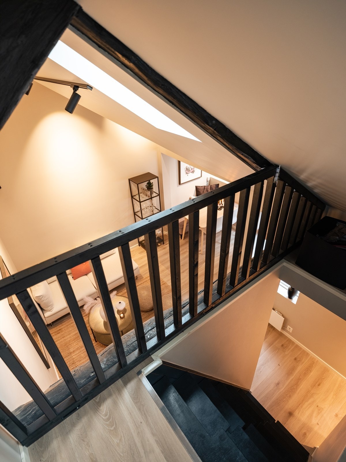 Bildet er tatt fra hemsen mot stuen. Rekkverket er montert med hengsler og kan dermed legges ned, noe som er praktisk ved møblering. Galleribilde