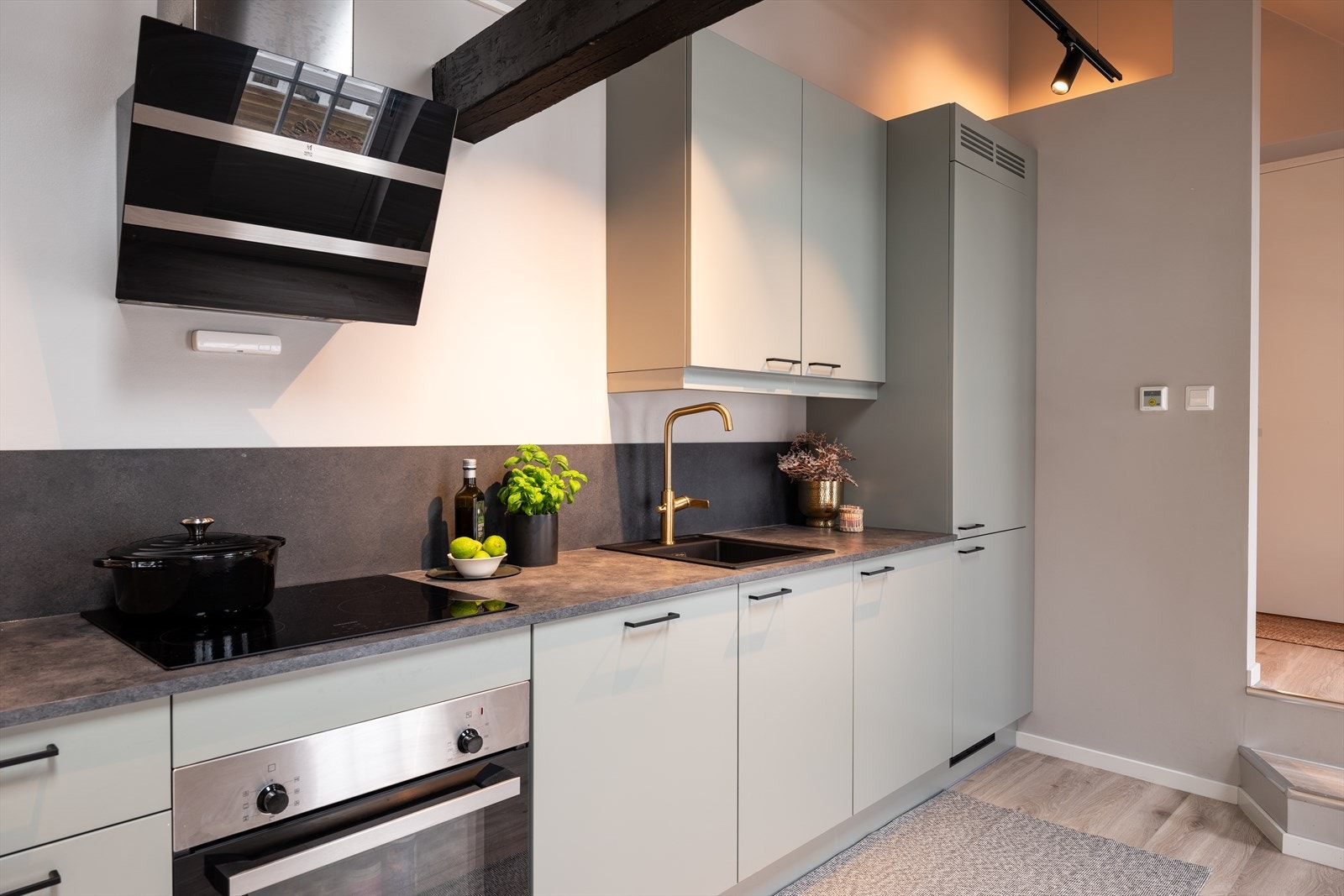 Leiligheten byr på et moderne kjøkken fra 2022. Kjøkkenet er kvalitetskjøkken fra Fossline og er utstyrt med vifte fra Argo over stekesonen, kombinert kjøl/fryseskap, platetopp, stekeovn og oppvaskmaskin. Galleribilde