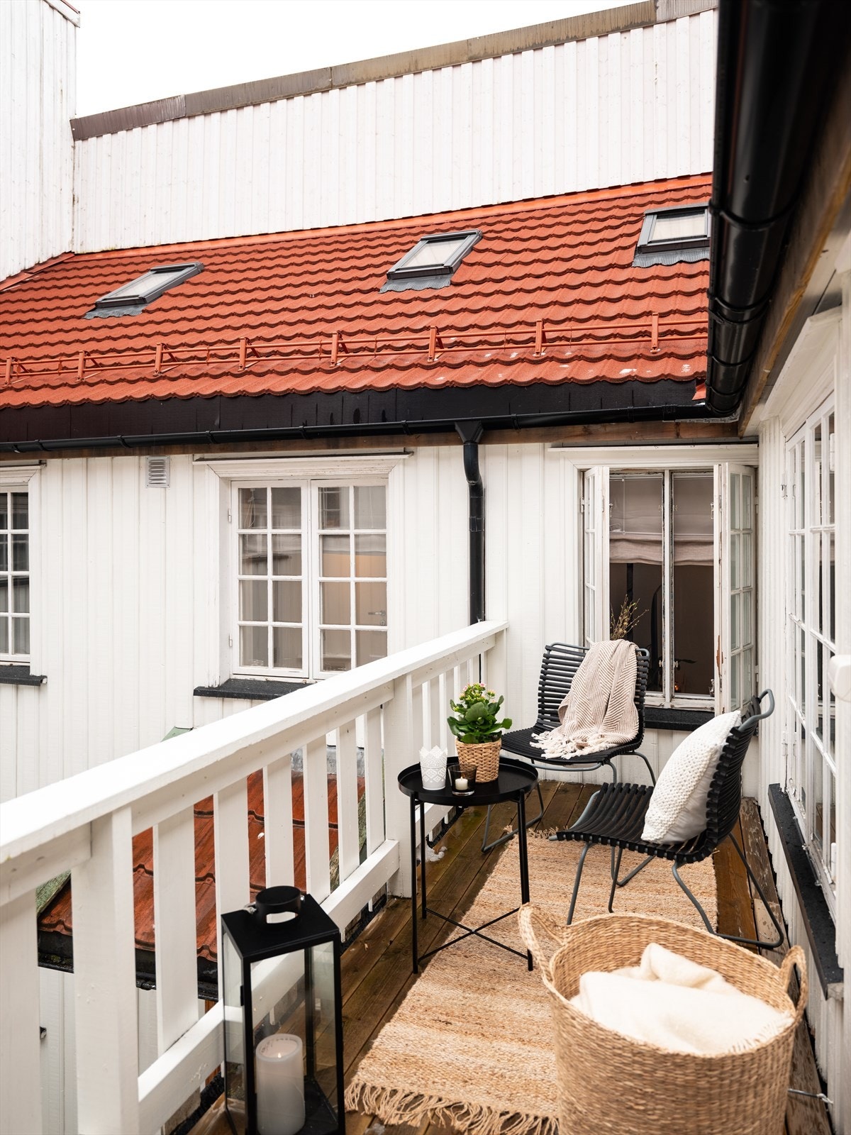 Leiligheten ligger i byggets 2. etasje og byr blant annet på en sjarmerende terrasse på 7,5m² med direkte utgang fra kjøkkenet. Terrassen er sørvendt og har gode solforhold. Galleribilde