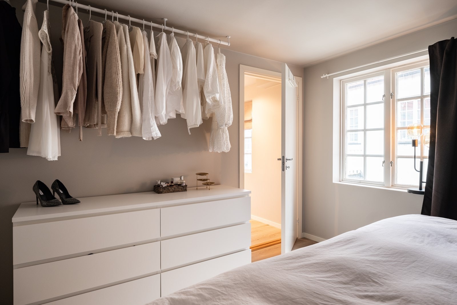 Garderobeløsningen på soverommet medfølger handelen om ønskelig. Galleribilde