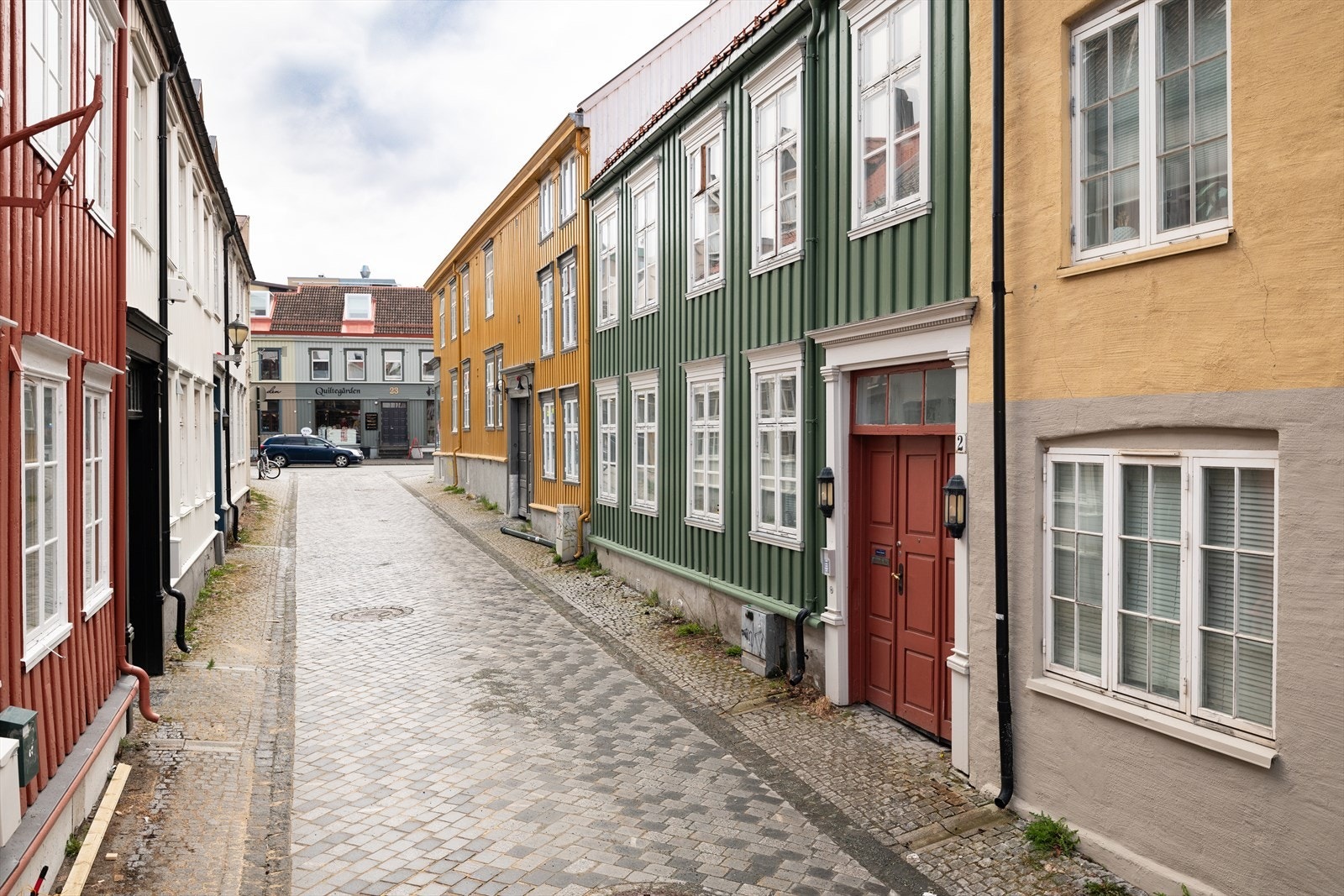 Nærmeste bussholdeplass er Prinsens gate og ligger kun 190m fra leiligheten. Prinsens gate er knutepunkt for bussforbindelsene i Trondheim og har hyppige avganger som tar deg over hele byen på få minutter. Galleribilde