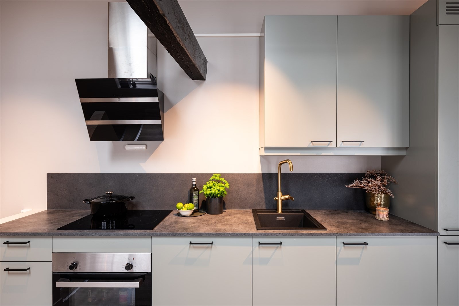 Kjøkkenet har integrerte hvitevarer som medfølger handelen, og er vurdert til tilstandsgrad 0 av takstmann. Galleribilde