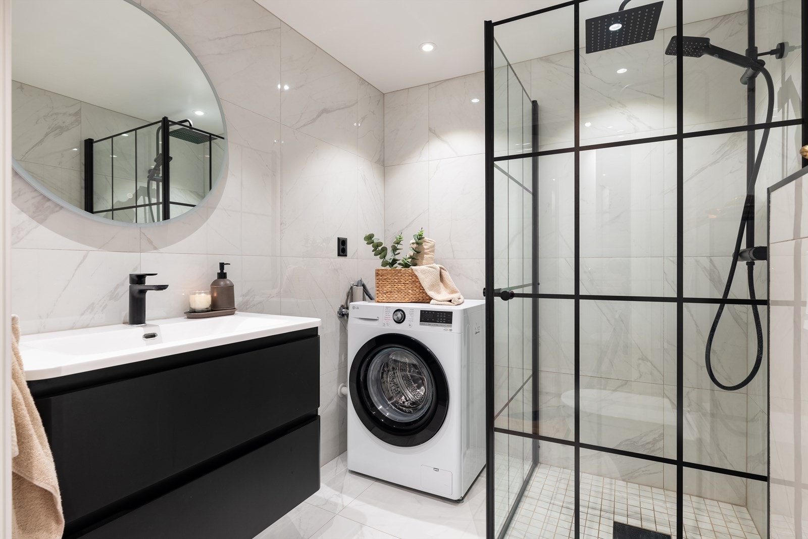 Delikat flislagt bad på 3,5m². Badet er utstyrt med downlights, gulvvarme, servant, vegghengt toalett, dusjnisje, mekanisk avtrekk og opplegg for vaskemaskin. Galleribilde