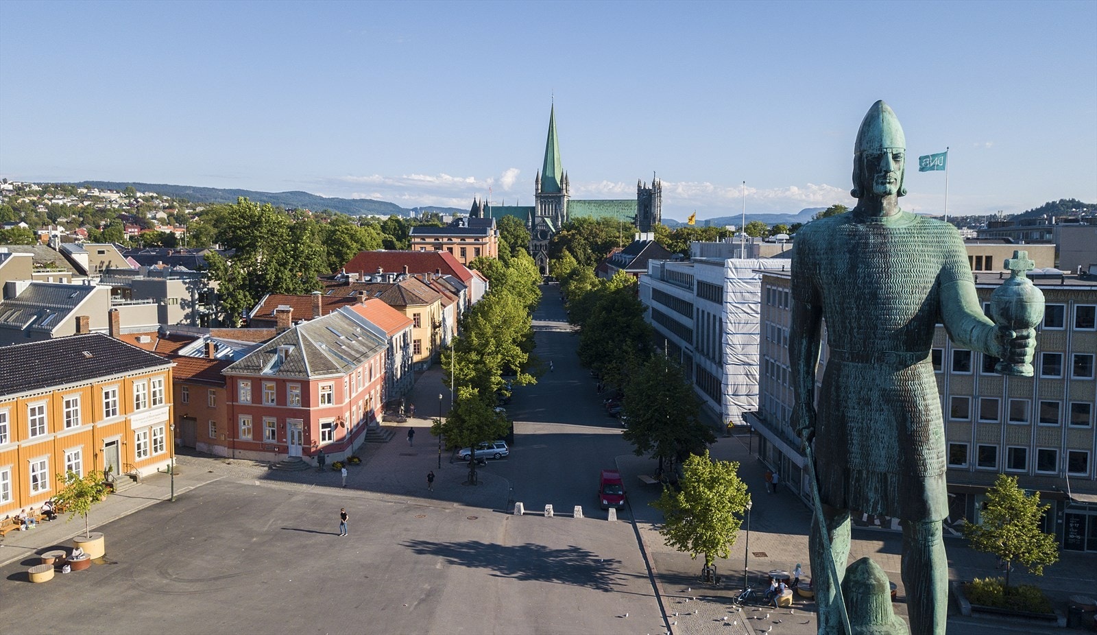 I umiddelbar nærhet ligger Trondheim Torg. Her finner du alle fasilitetene du måtte trenge i hverdagen. Nidarosdomen ligger også like ved og har en tilhørende park som blomster på sommerhalvåret. Galleribilde