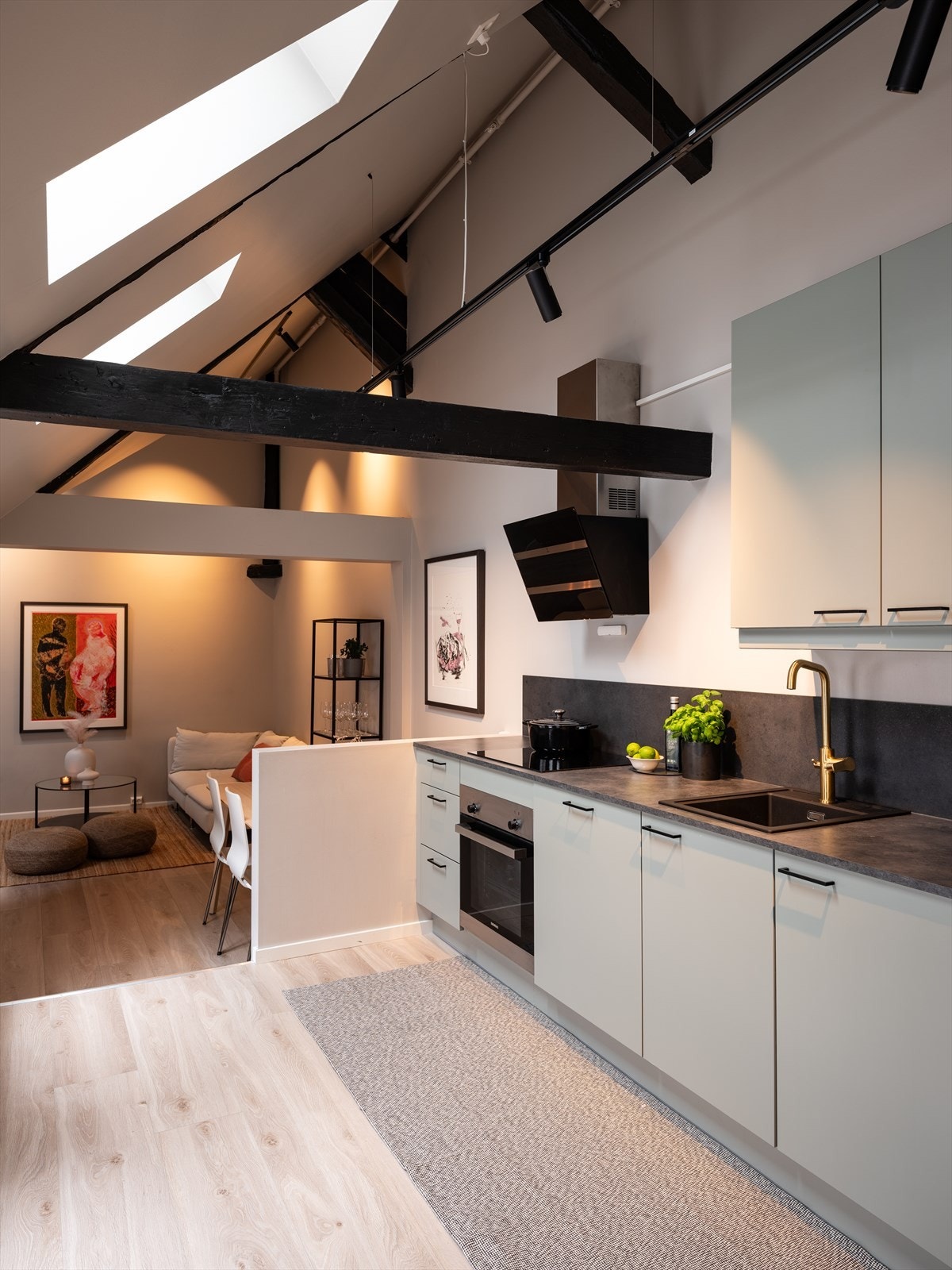 De svartmalte takbjelkene fremhever den klassiske tregård-stilen i kombinasjon med dagens moderne stil. Galleribilde