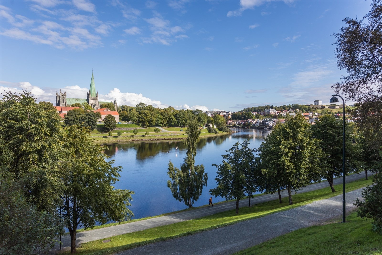 Langs Nidelven finner du mange gå/jogge ruter eller så kan du nyte en sommerdag i de grønne friområdene rundt. Galleribilde