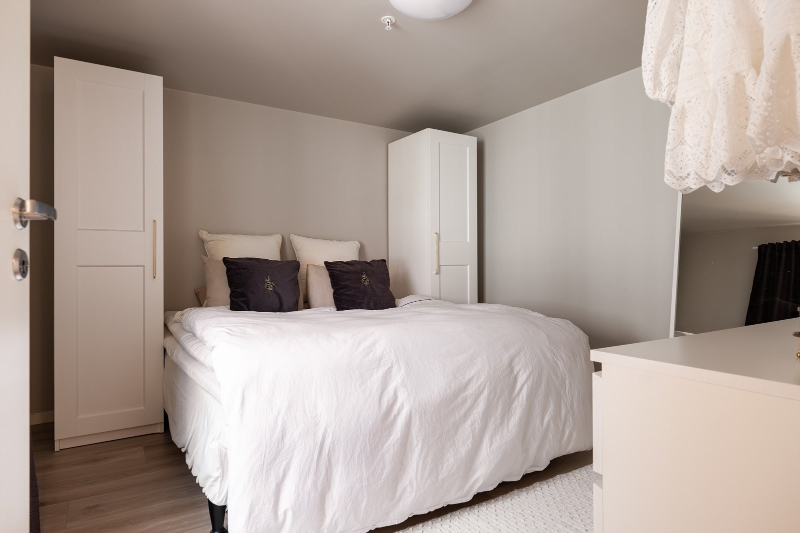 Leilighetens soverom strekker seg over 11m², noe som gir god plass til møblering etter eget ønske. Galleribilde