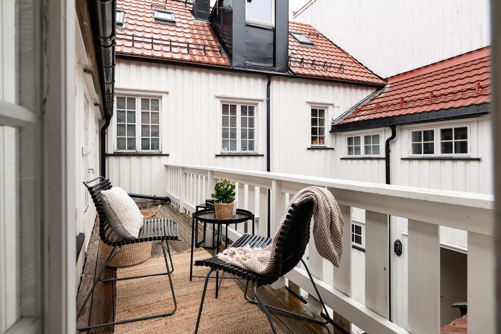 Her kan du nyte solen fra dagen til ut på ettermiddagen på sommerhalvåret. Leiligheten ligger også i umiddelbar nærhet til flere gange- og joggeruter som blant annet Nidelven som byr på fantastiske turmuligheter langs elva. Galleribilde