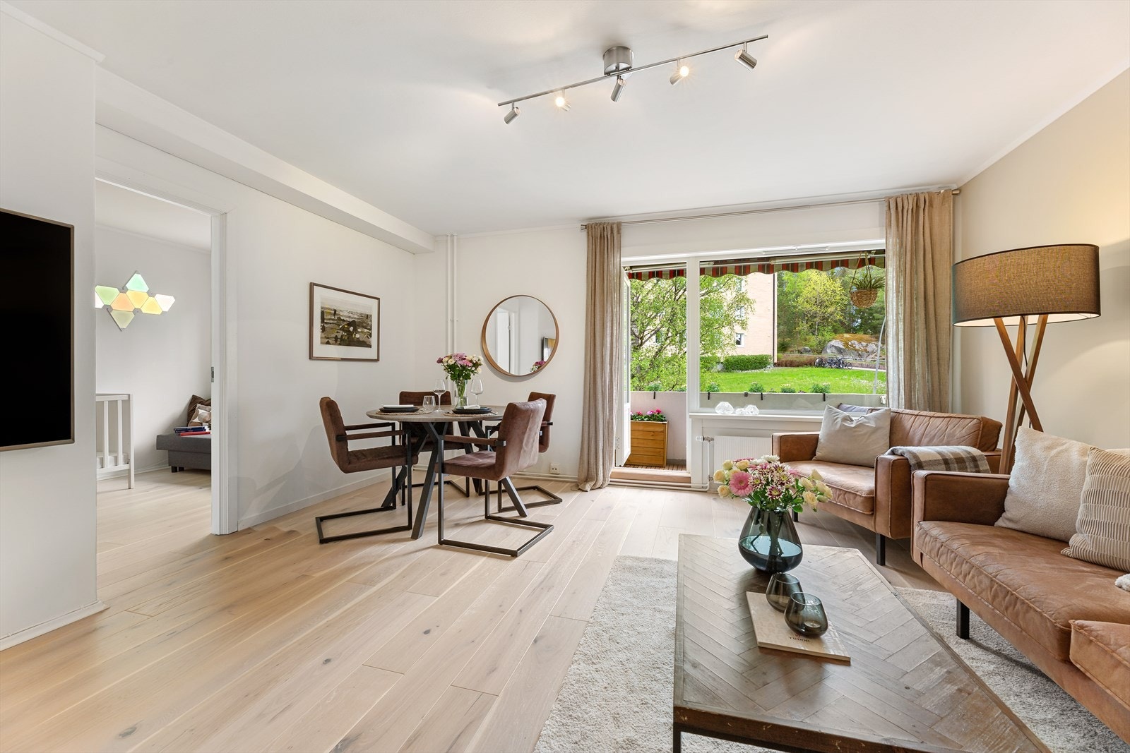 Rommets størrelse gir god plass til spisegruppe, perfekt for å invitere venner og familie til hyggelige middager. Galleribilde