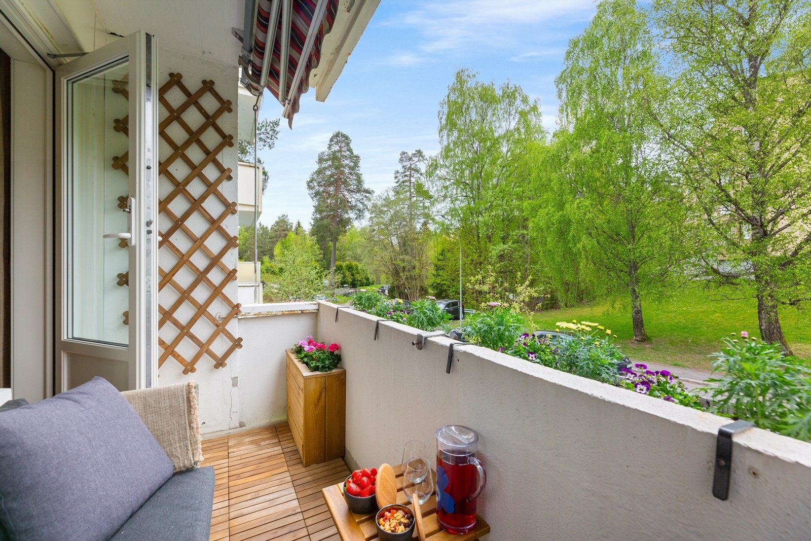 Balkongen har plass til sittegruppe og det er tillatt med elektrisk grill Galleribilde
