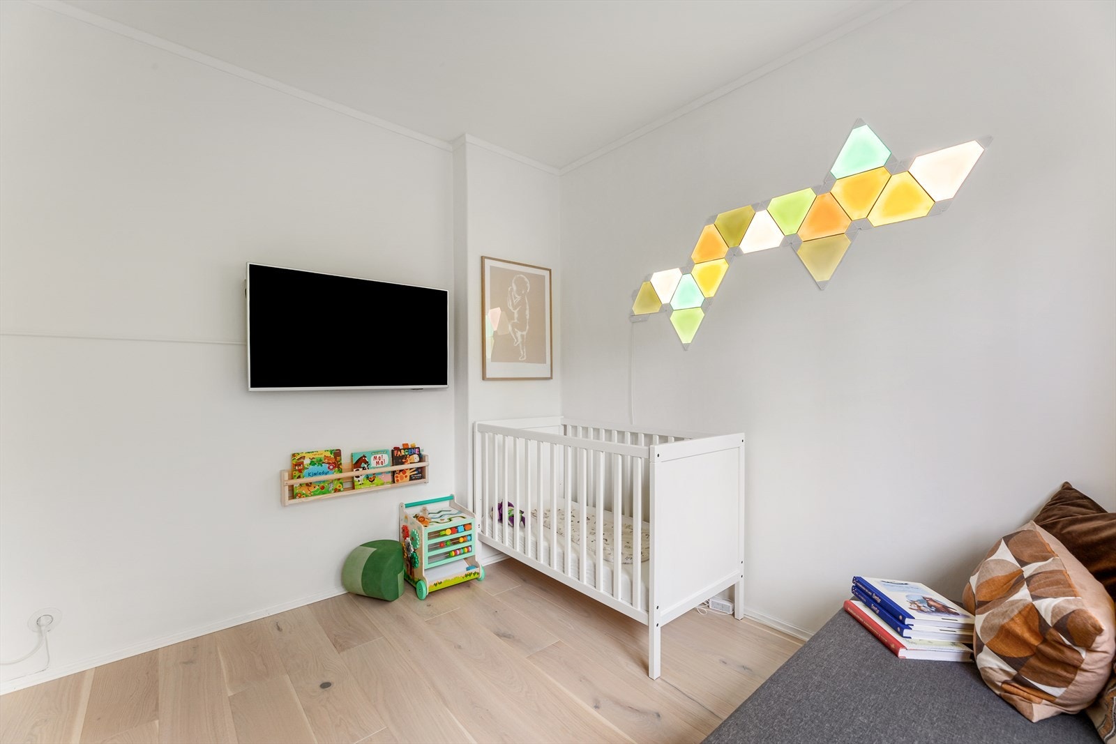 Rommet er av god størrelse og får fint plass til seng, nattbord og annen innredning Galleribilde