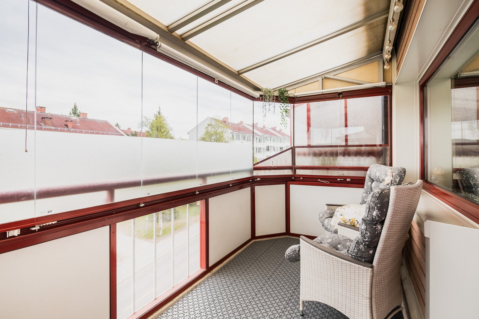 Romslig innglasset balkong på ca. 7kvm. Galleribilde