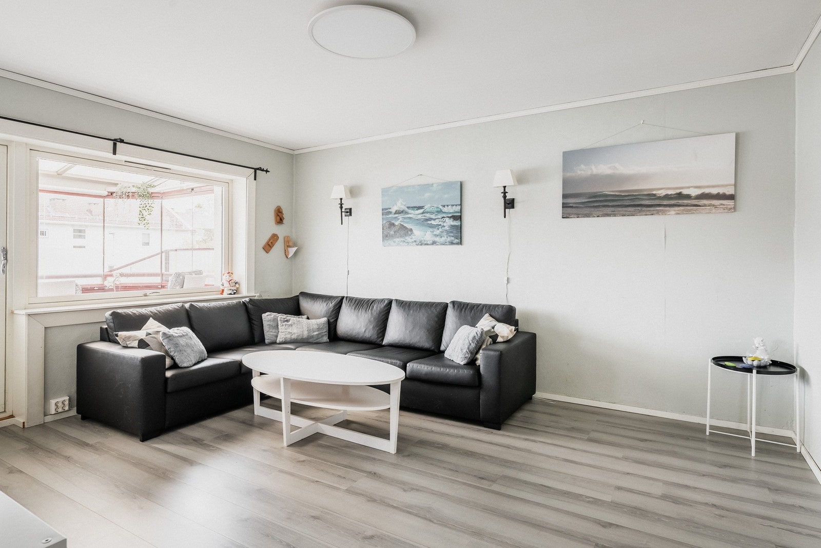 Lys og romslig sosial sone. Galleribilde