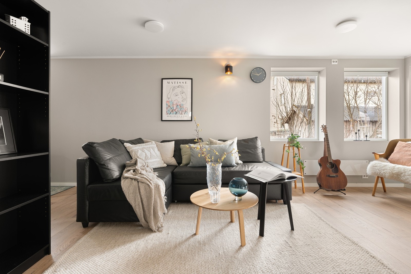 Leiligheten fremsår lys og tiltalende med gjennomgående god standard og fin planløsning. Galleribilde