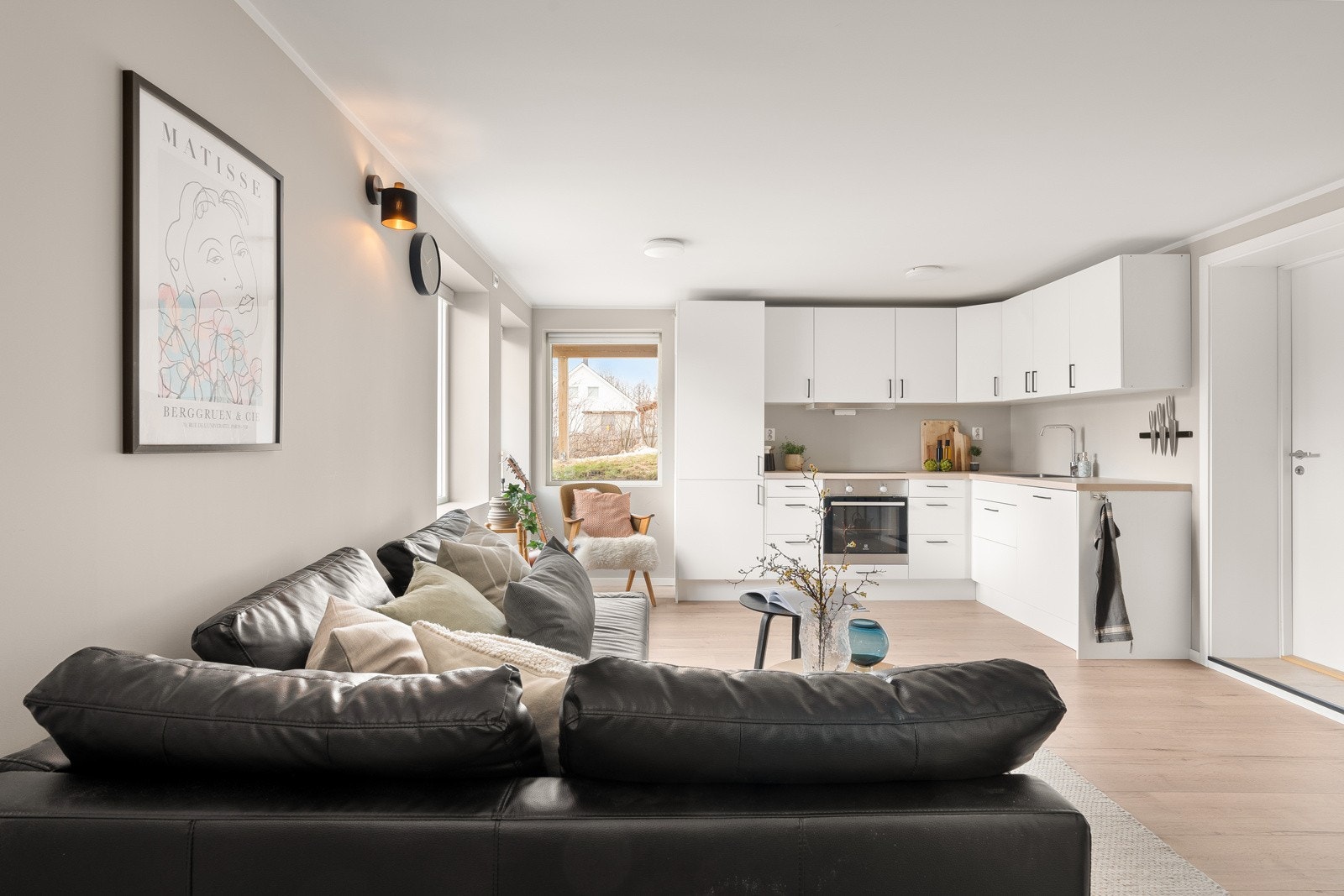 Godt med lysinnslipp fra vindusflater på stue. Galleribilde