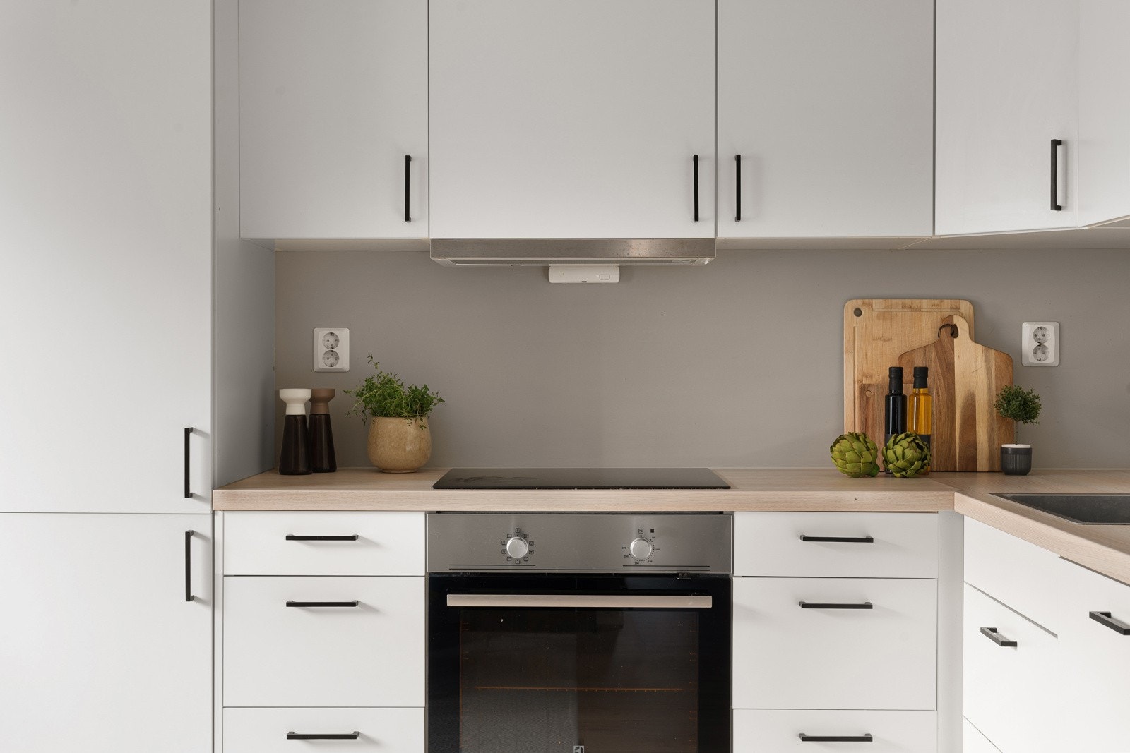 Kjøkkenet har godt med skapplass. Galleribilde