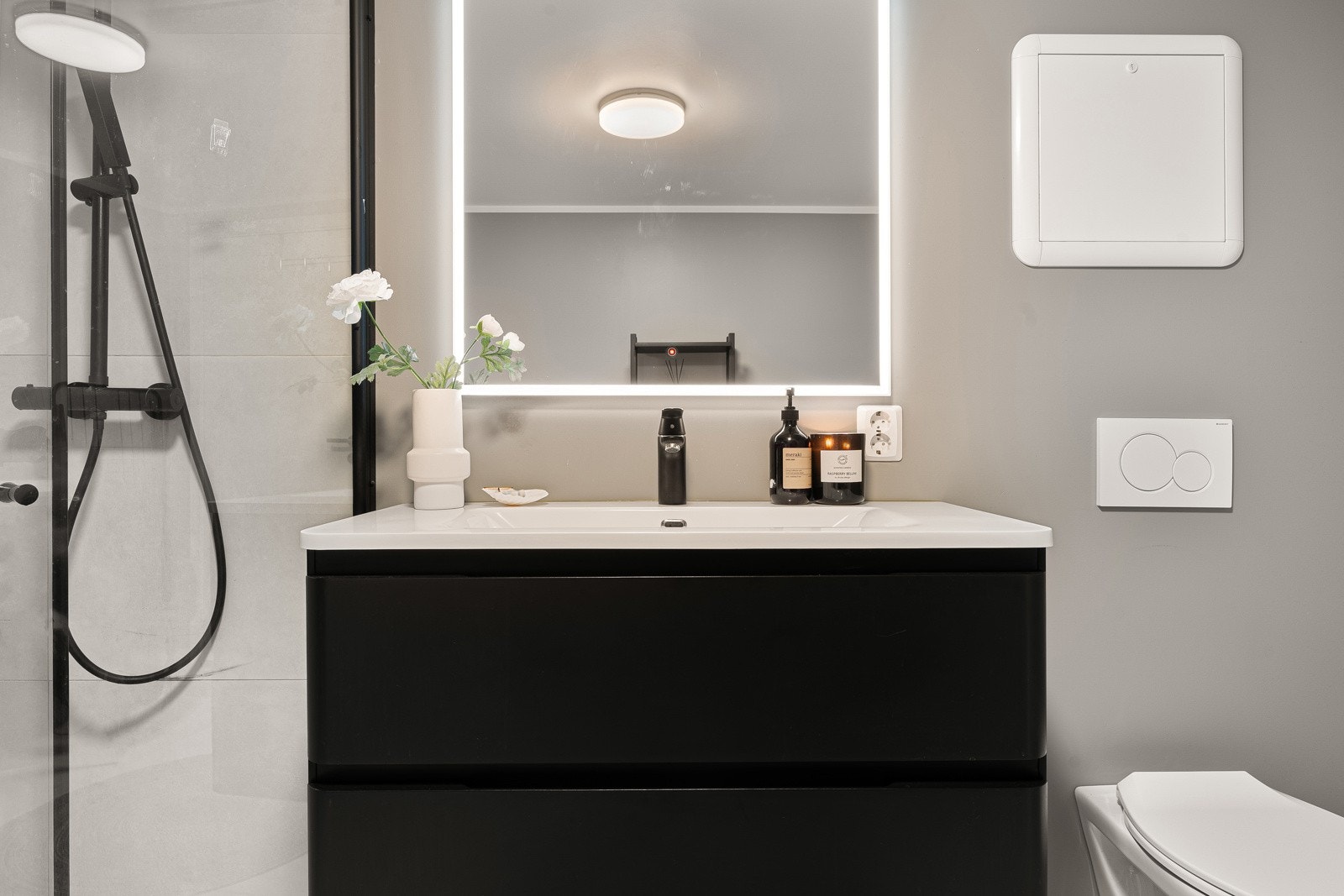 Flislagt gulv og moderne innredning. Galleribilde