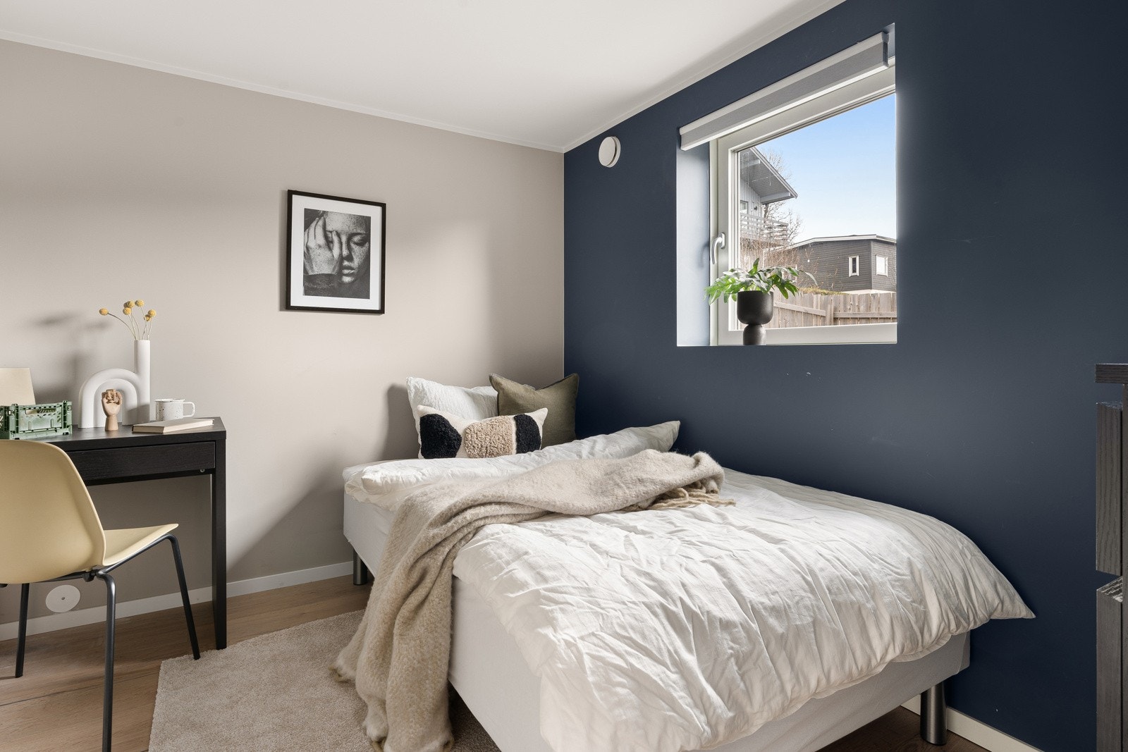 Soverom 2 har også plass til stor seng Galleribilde