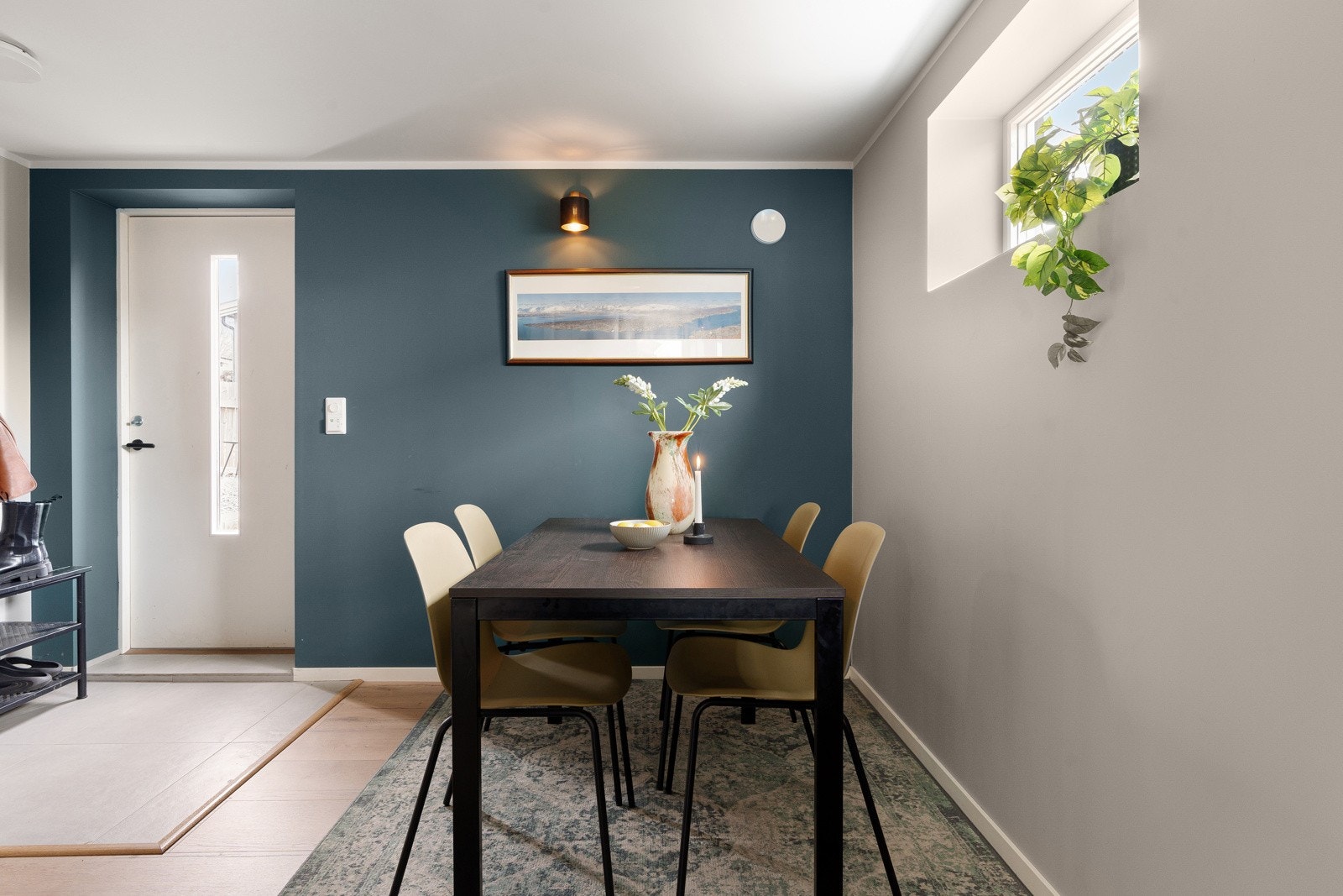 Her er det naturlige soner for både sofagruppen, TVen og spisebordet. Galleribilde