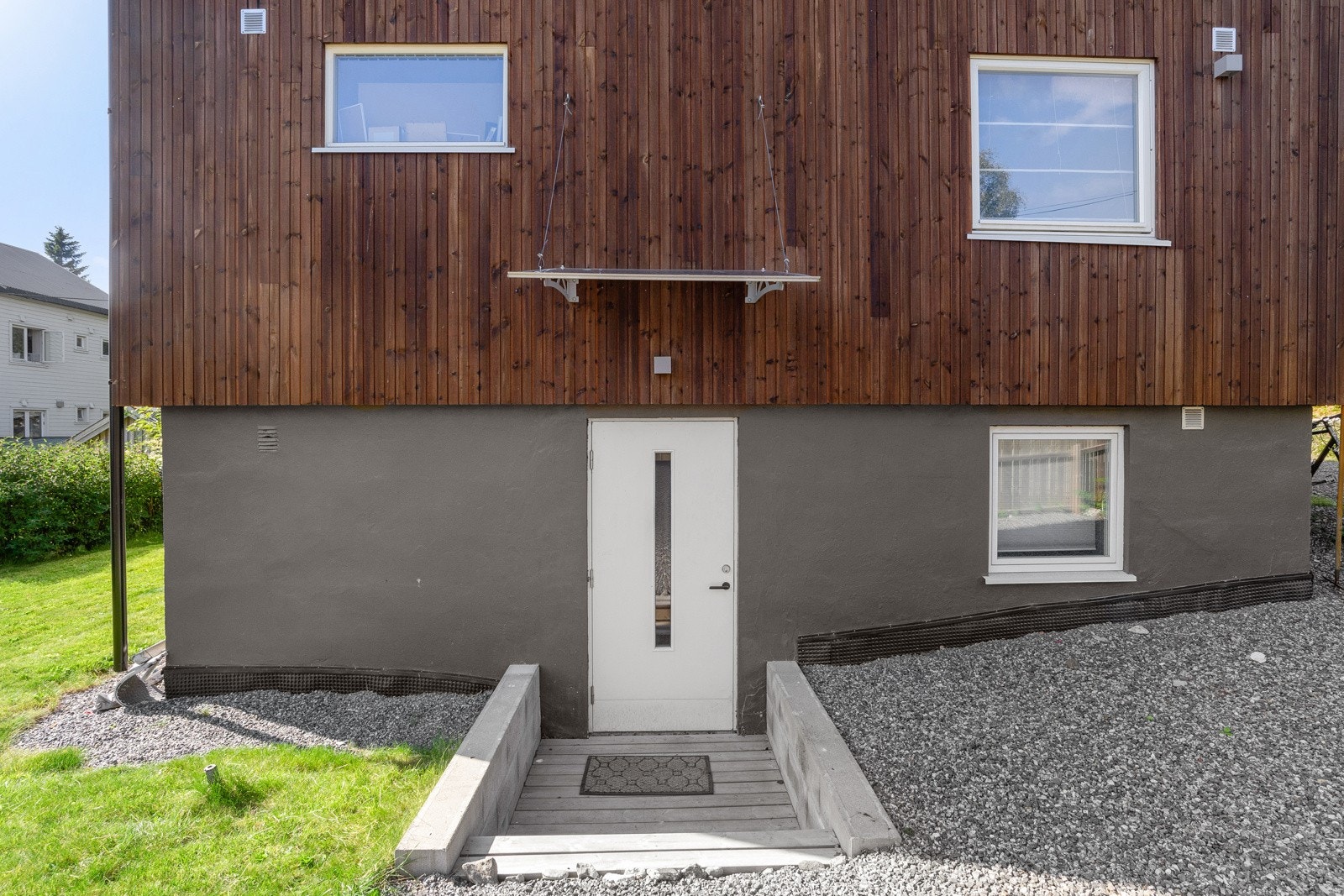 Rolig boområde med lite trafikk. I tillegg har du kort vei til dagligvare og treningssenter, samt gode bussforbindelser. Galleribilde