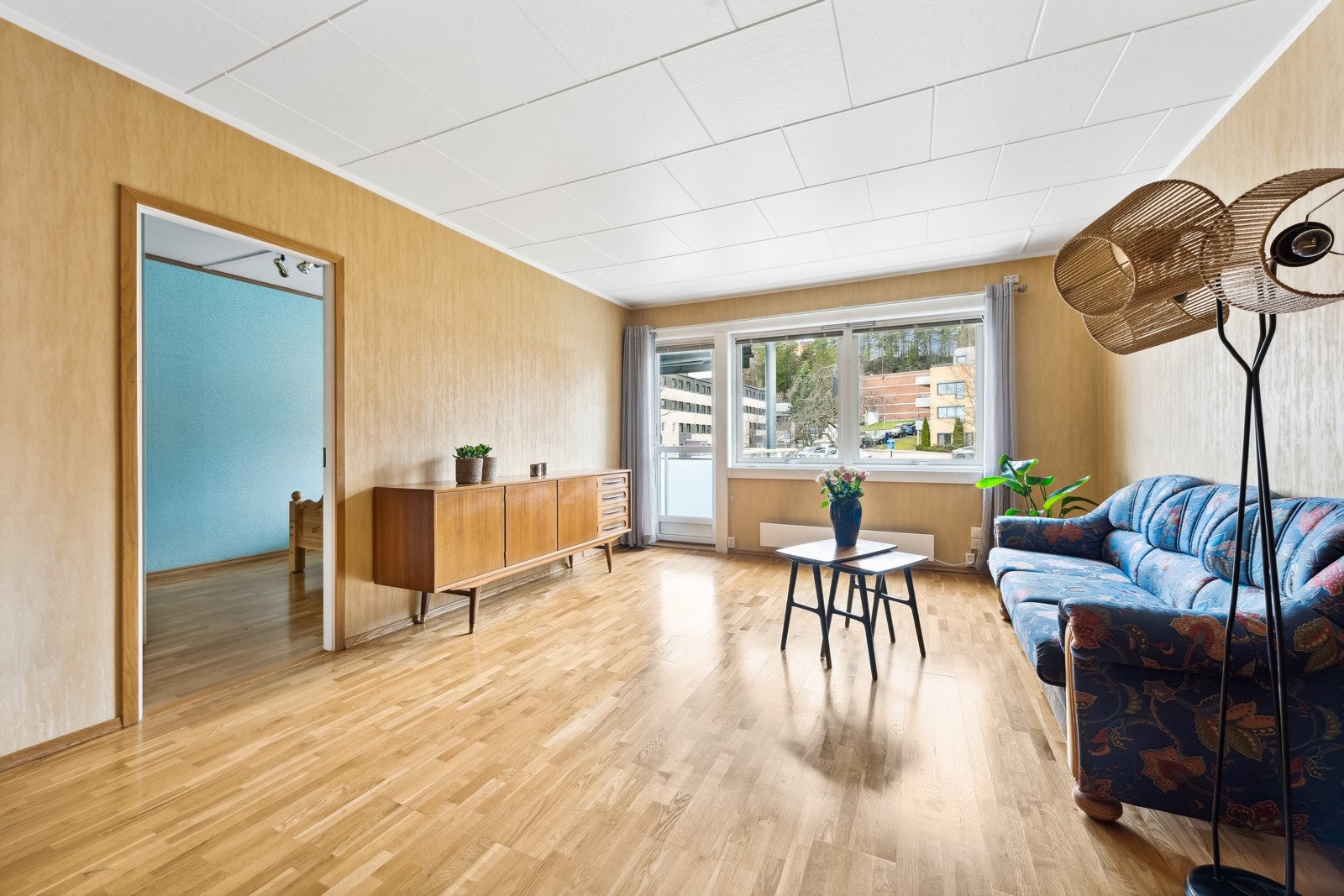 Det er store og gode vindusflater i stuen som gir godt med naturlig lys og gir rommet en god atmosfære. . Galleribilde